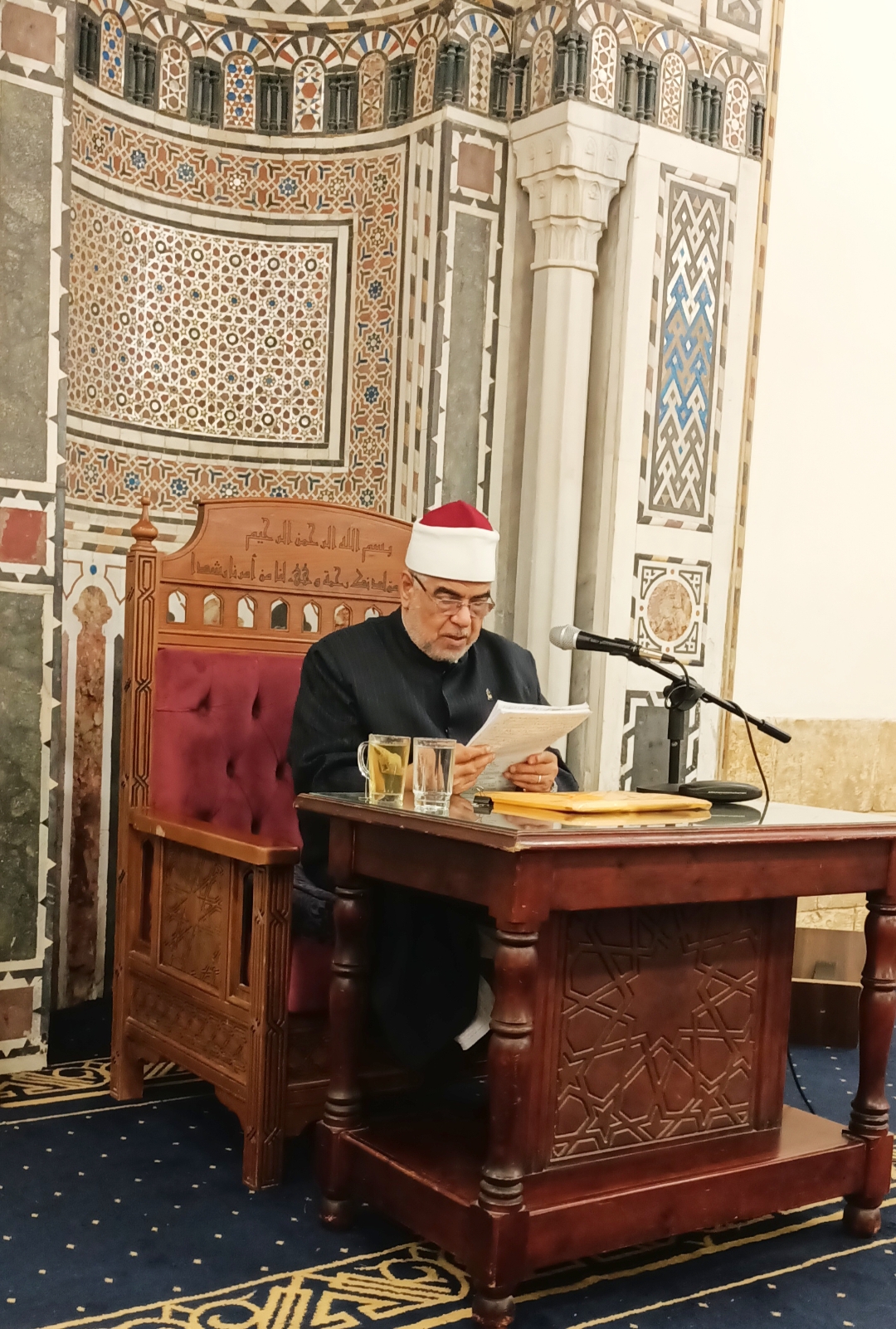 لولا تأخير الجنازة وحرصا على أداء الحقوق:  لكان الأولى أن يغسل الميت في غرفة وتوزيع الميراث في الغرفة التي بجواره!