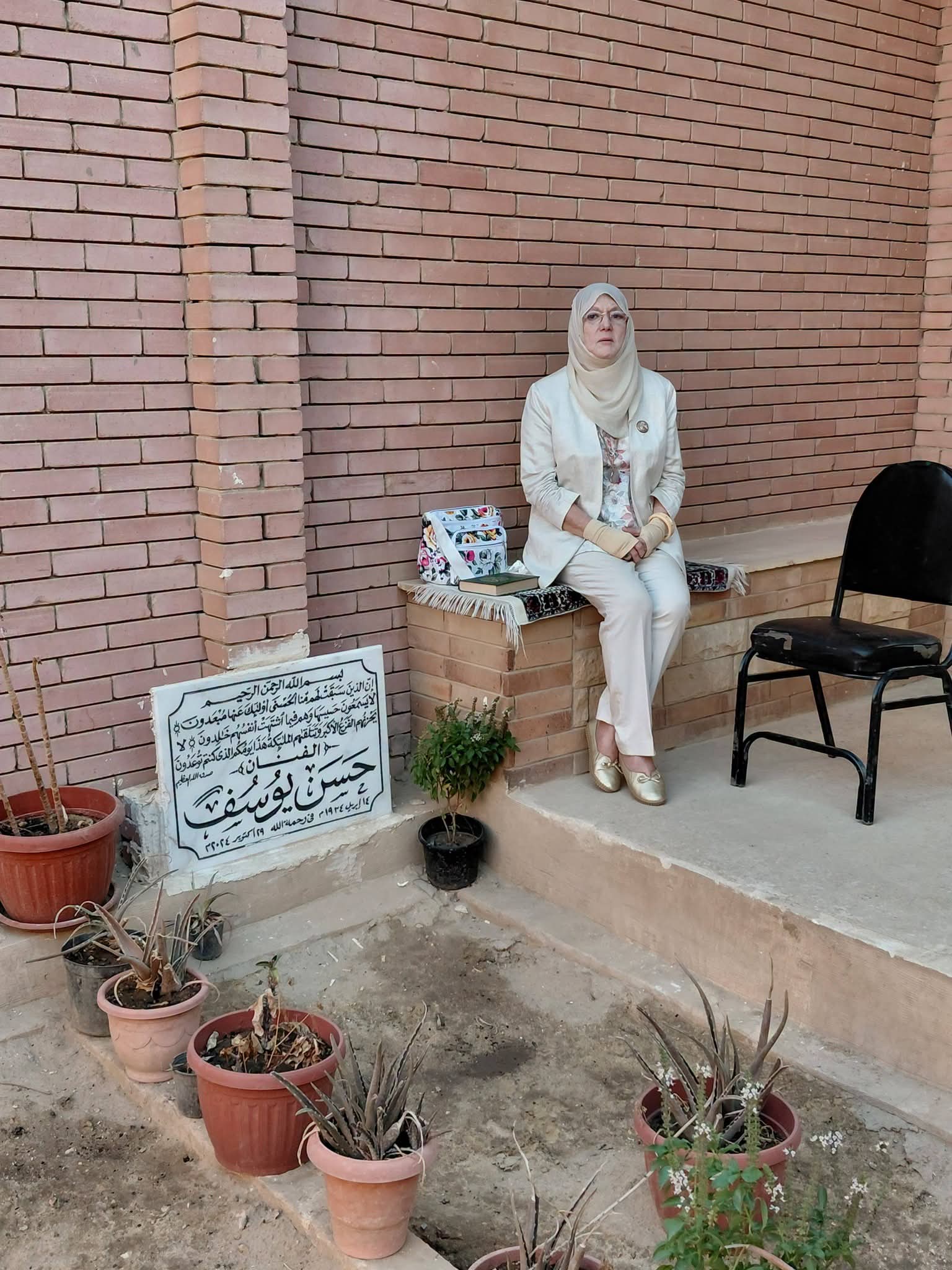 شمس البارودي تنشر صورا لها مع قبر حسن يوسف وابنها والعائلة