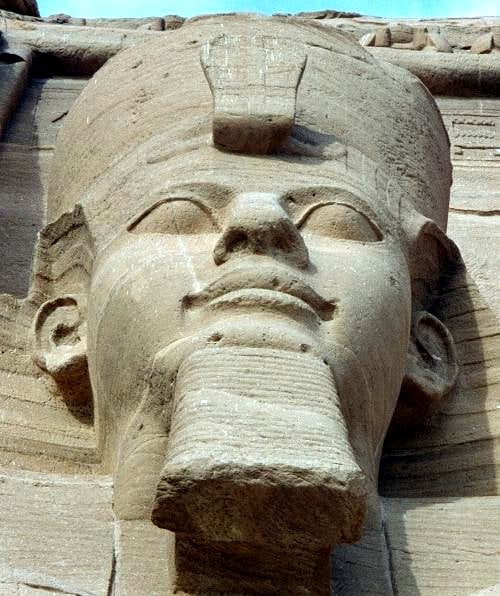 عالم آثار مصري: رمسيس الثاني ليس فرعون موسى عليه السلام..والطوب اللبن معروف منذ الأسرة الأولى