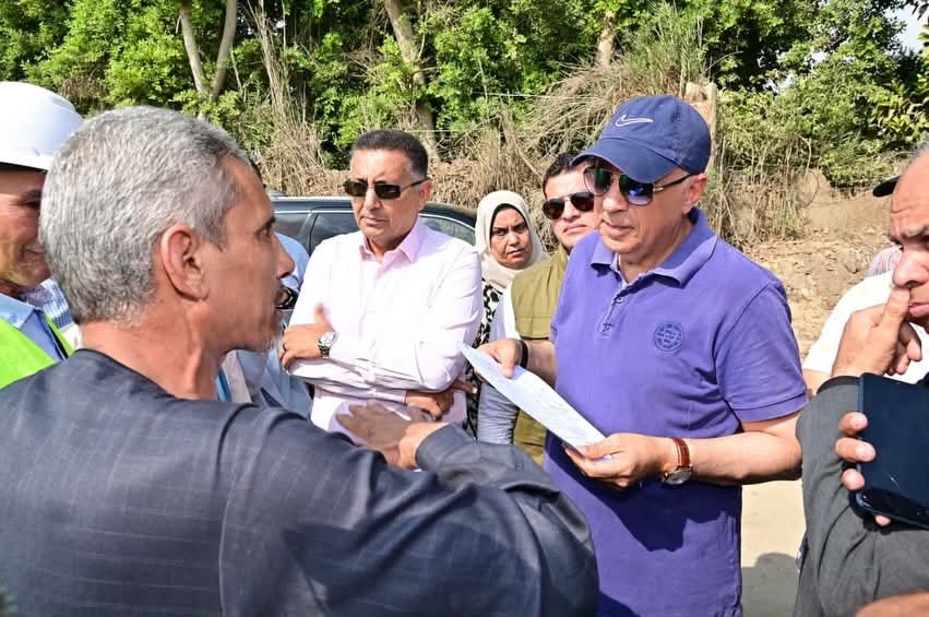 وزير الري يشيد بمواطن يحمل مستندات انتظر مرور موكبه ليعرض مشكلة قريته