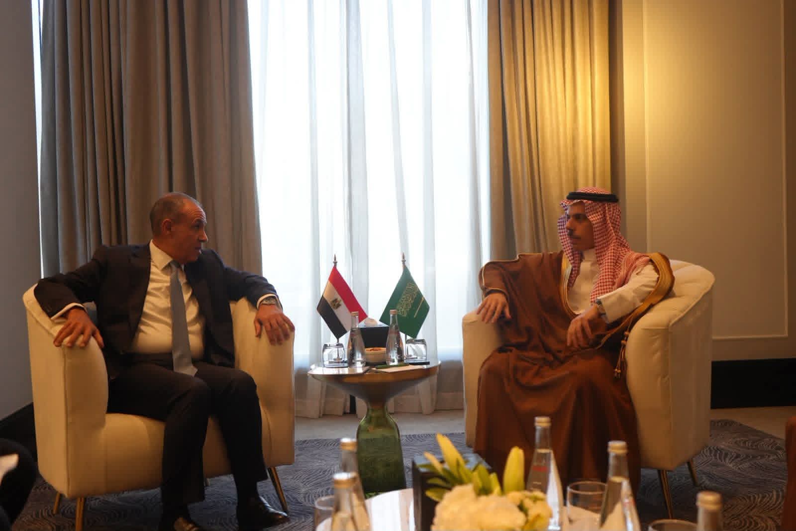 عبد العاطي يبحث مع وزير الخارجية السعودي تطورات المنطقة وتعزيز التعاون بين البلدين