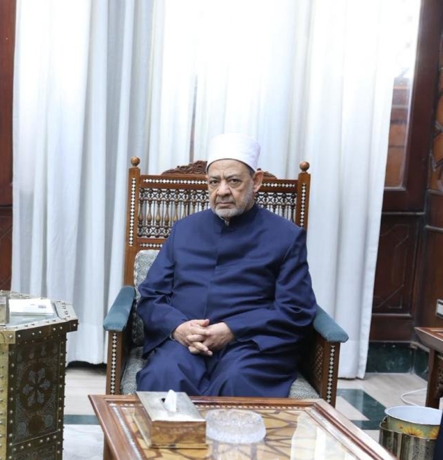 شيخ الأزهر يطمئن هاتفيًا على صحة مفتي الجمهورية بعد خضوعه لقسطرة بالقلب