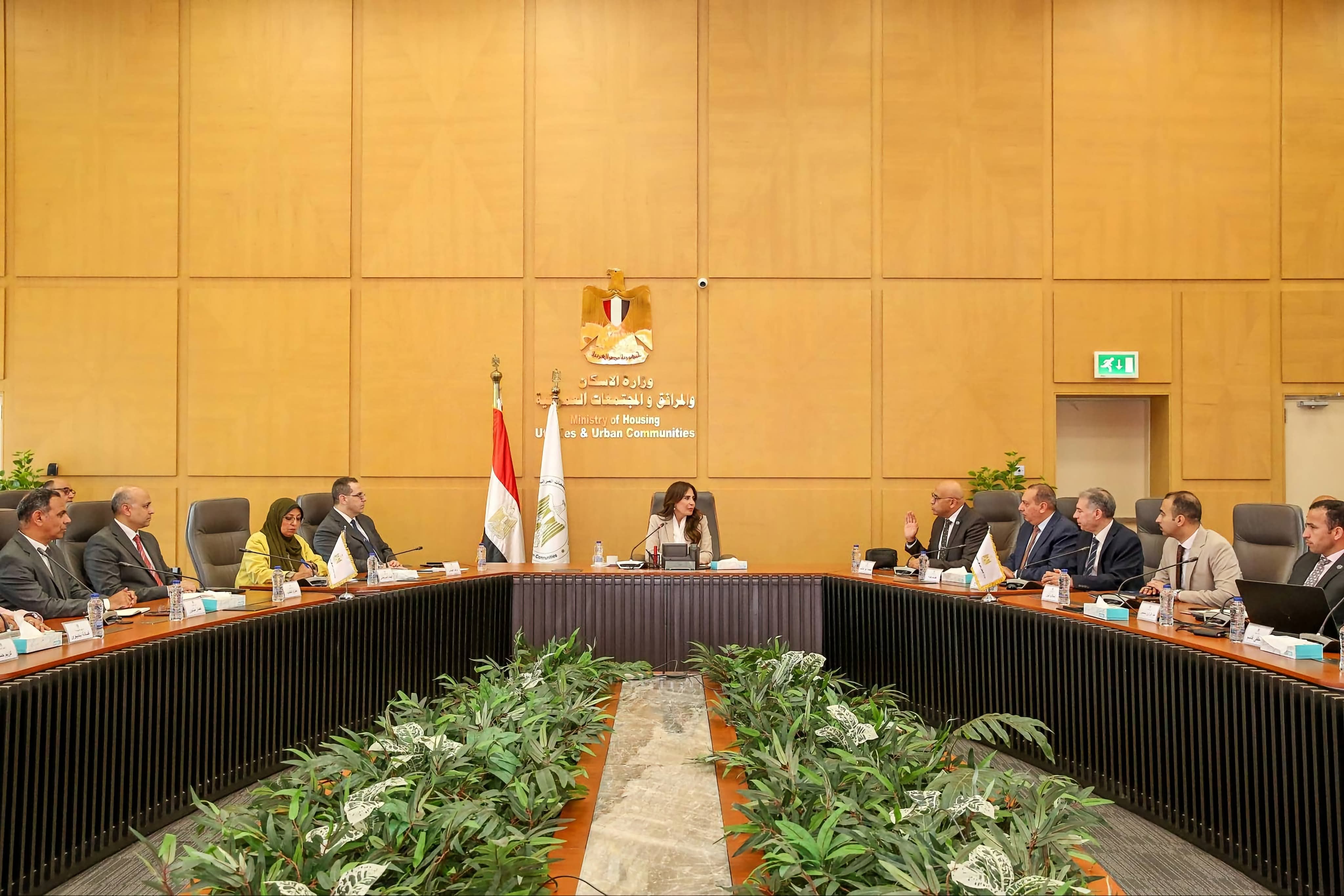 الإسكان تبحث تطوير النقل الجماعي بالمدن الجديدة.. 200 مركبة جديدة وخطط للرقابة