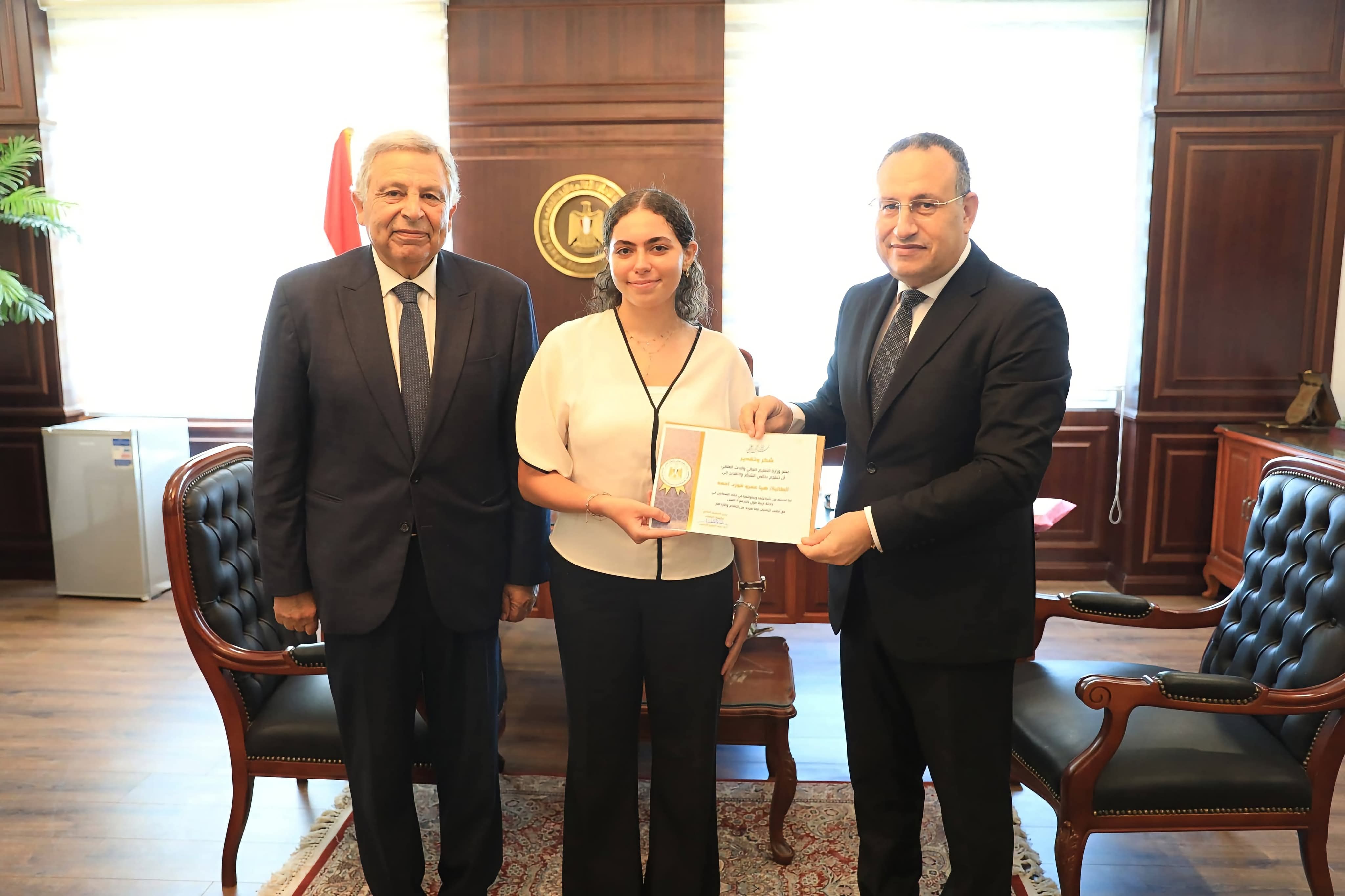 تكريم طالبة بطب الجيزة الجديدة لمشاركتها في إسعاف مصابي حادث أرابيلا بلازا