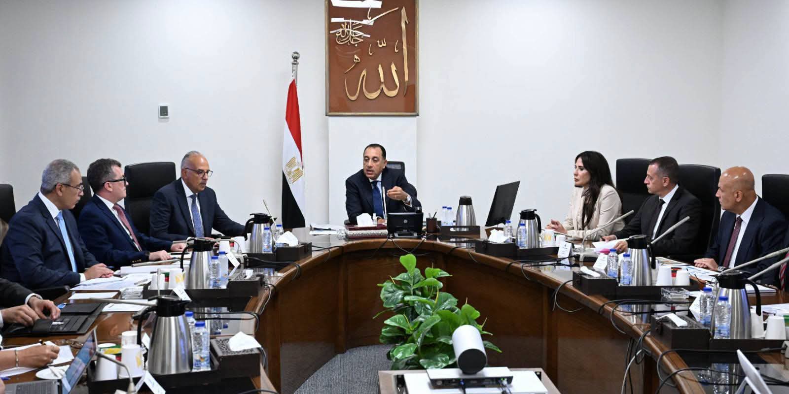 مدبولي يتابع تنفيذ مشروعات مياه الشرب والصرف الصحي بأسوان