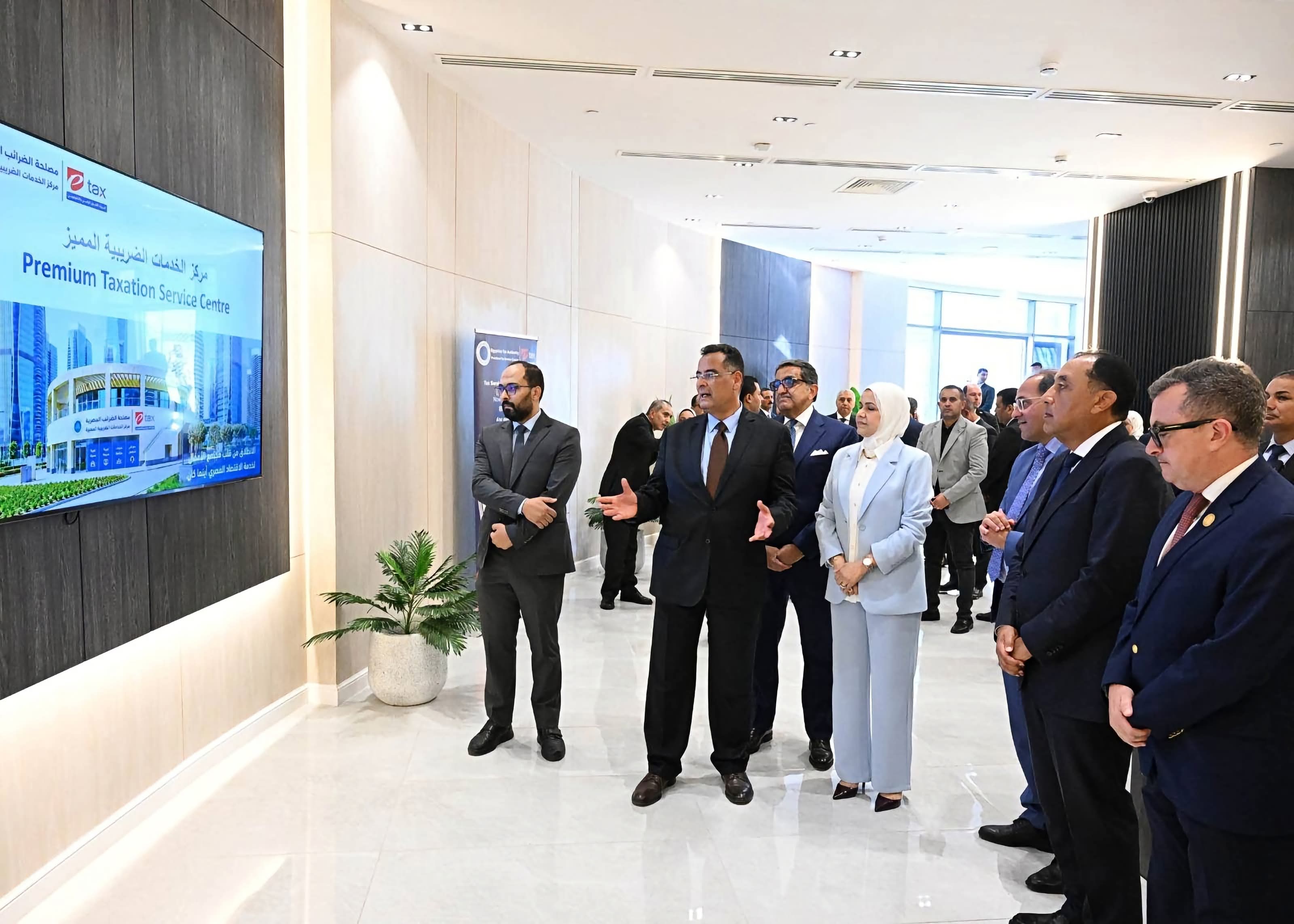 رئيس الوزراء يفتتح مركز الخدمات الضريبية المميزة بالعلمين ويشهد إطلاق تطبيق للتصرفات العقارية