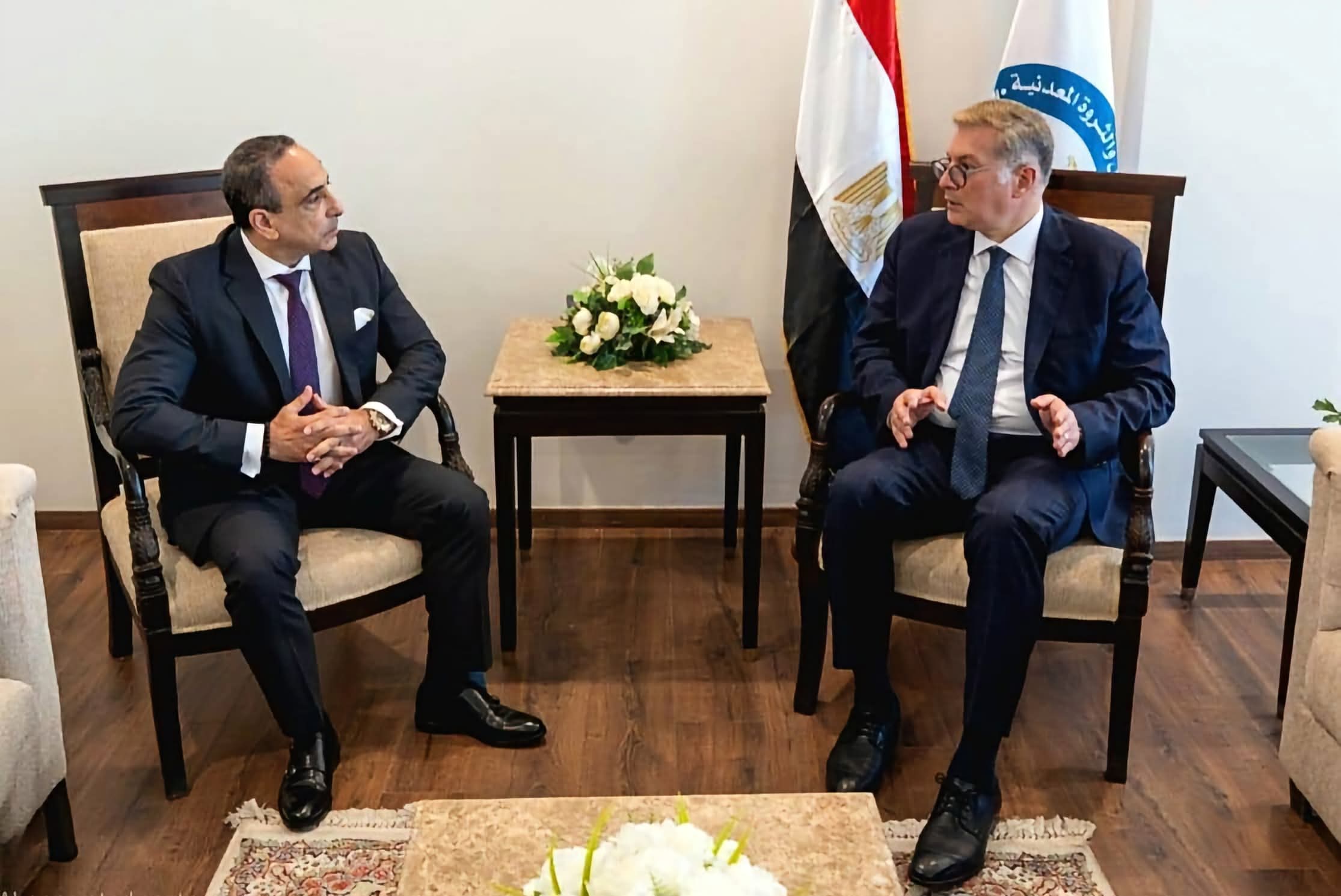 «البترول» تبحث مع «هاليبرتون» زيادة الإنتاج بتقنيات الحفر الأفقي والتكسير الهيدروليكي