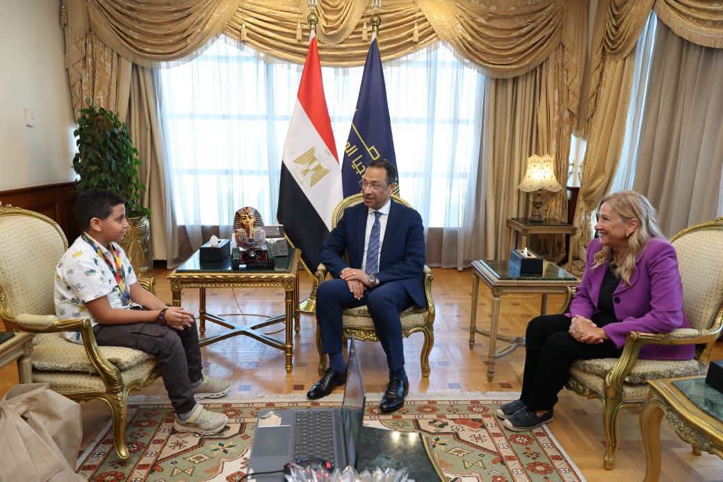 وزير الاتصالات يكرم طفلًا مصريًا لتميزه العالمي في البرمجة والروبوتات