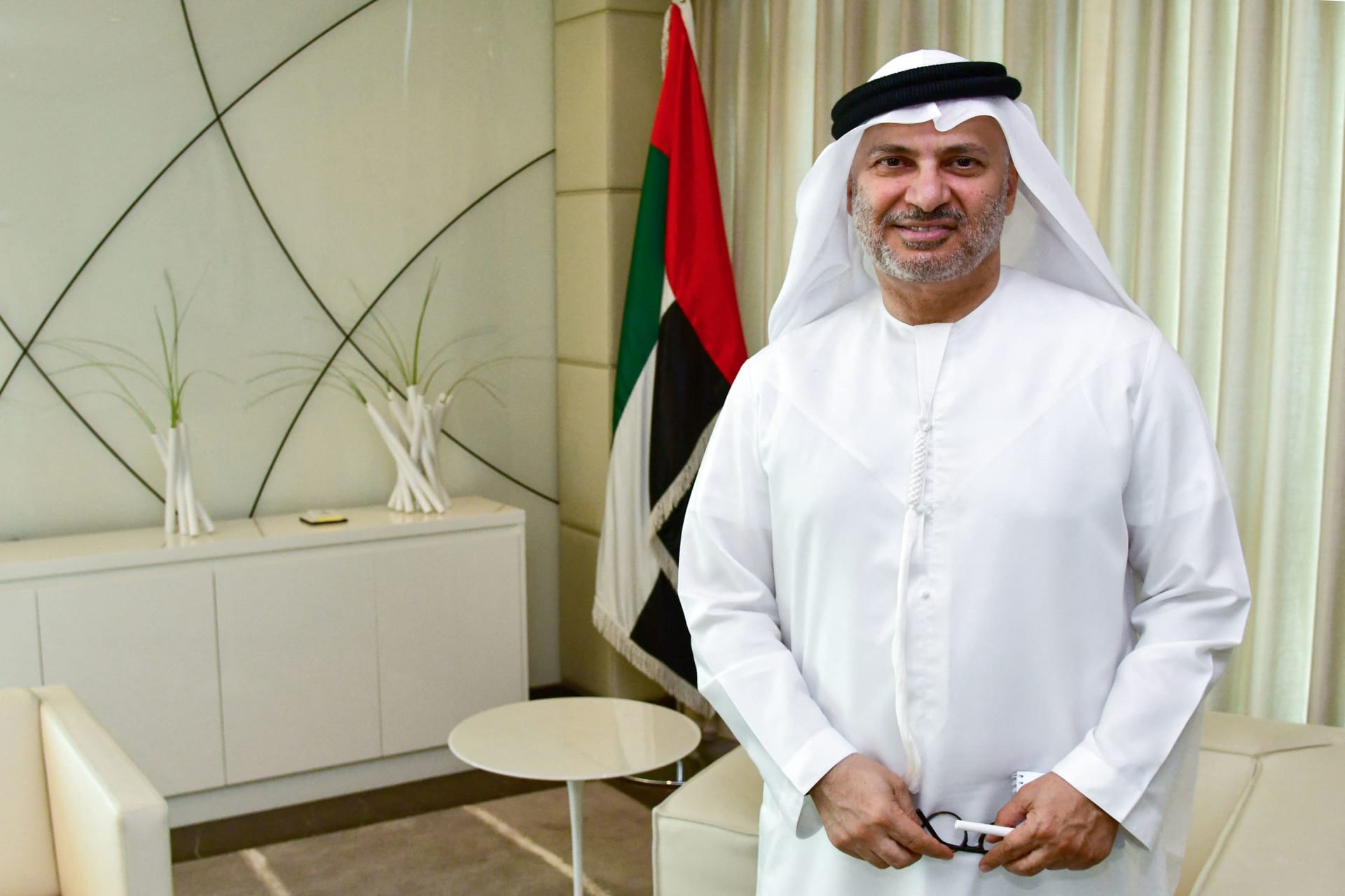 من «إقامات العمالة» إلى «تسهيلات إيران».. قرقاش يكشف موقف الإمارات