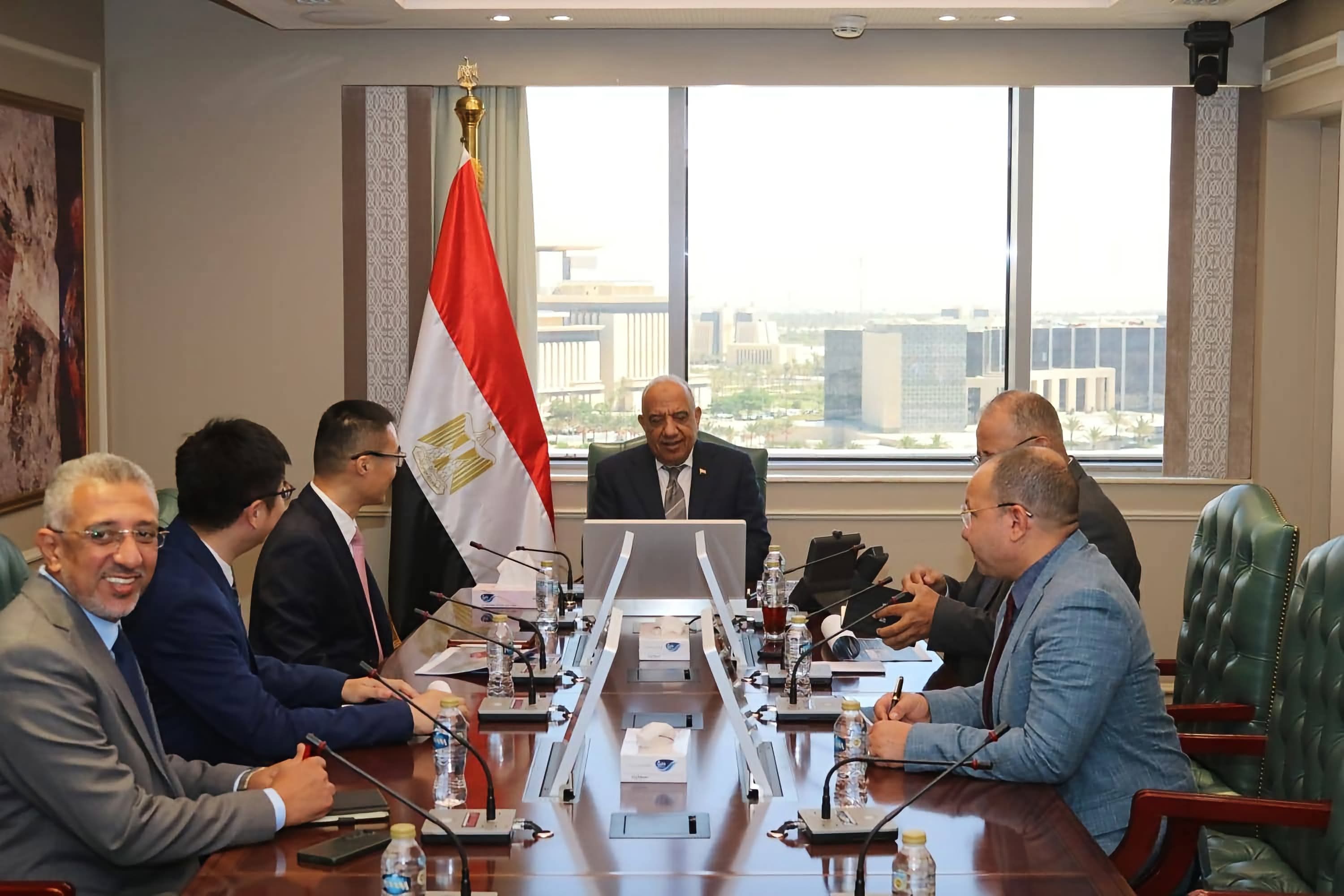 الكهرباء تبحث مع «هواوي» تصنيع بطاريات تخزين الطاقة محليًا بسعة 4000 ميجاوات ساعة
