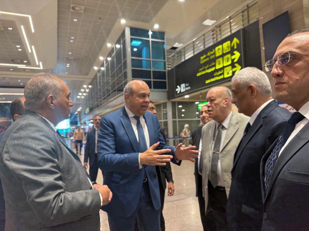 وزير الطيران يتفقد مطار القاهرة ويوجه بتسريع إنهاء إجراءات الركاب