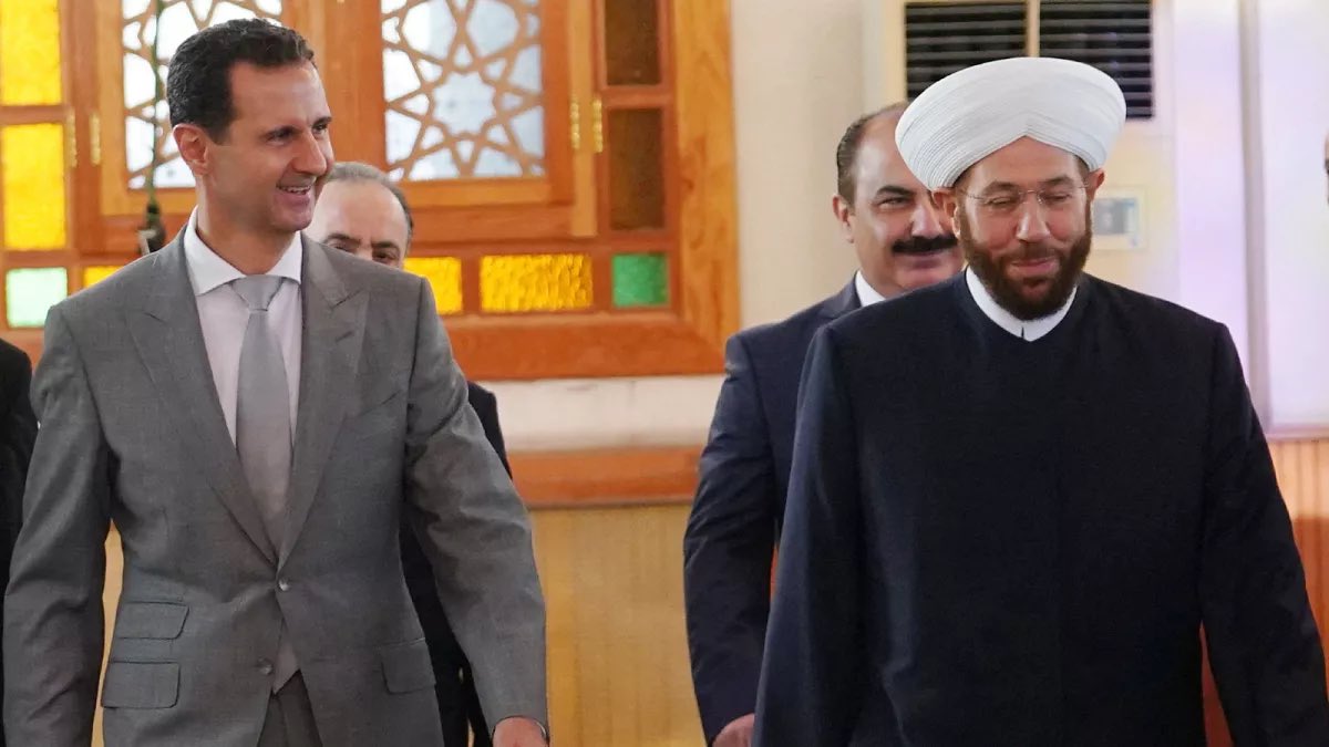 «المؤبد مدى الحياة» لأحمد حسون.. محكمة جنايات دمشق تدينه بجرائم حرب والتحريض على الاقتتال الطائفي