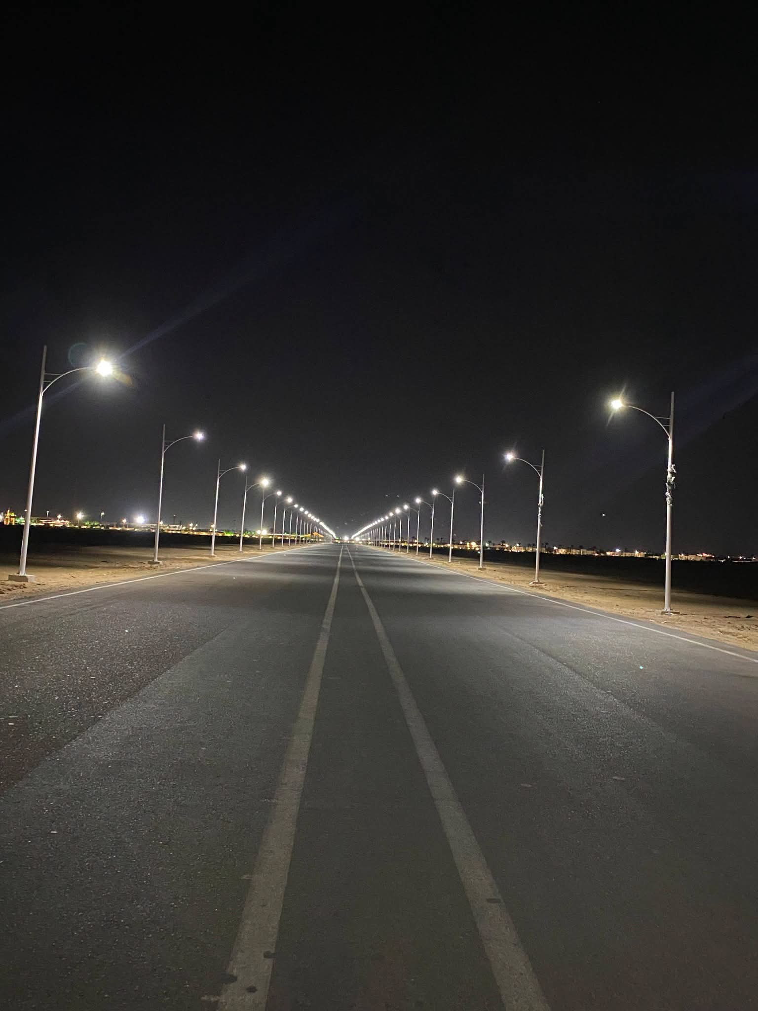 826 عمود إنارة بالطاقة الشمسية و44 تكييفًا لدعم التحول الأخضر في جنوب سيناء