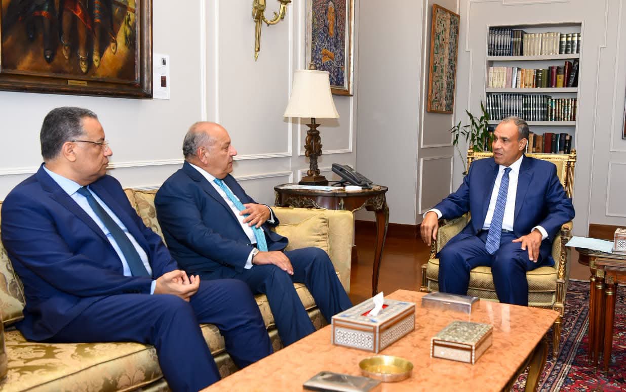 وزير الخارجية يبحث مع وكيل مجلس النواب وعضو مجلس الشيوخ تطورات المنطقة
