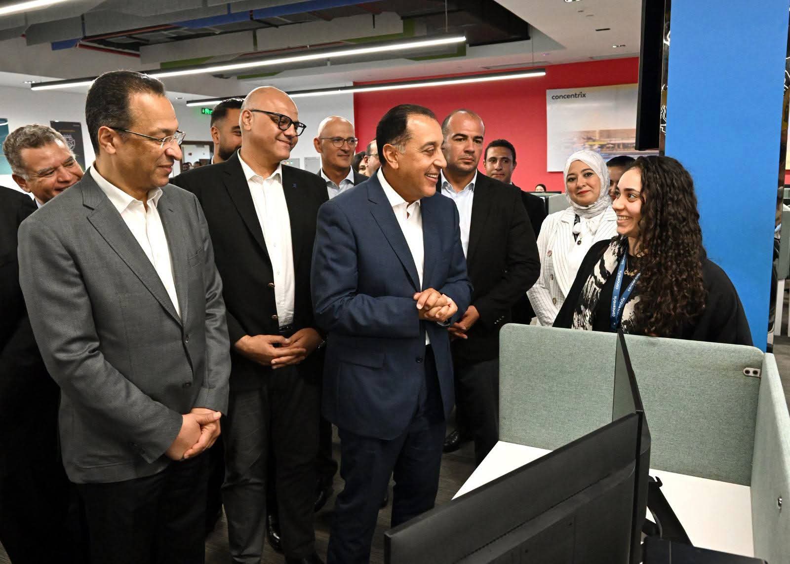 رئيس الوزراء يتفقد «كونسنتركس» بالإسكندرية.. 3747 موظفًا يقدمون خدمات لـ13 لغة عالميًا من مصر
