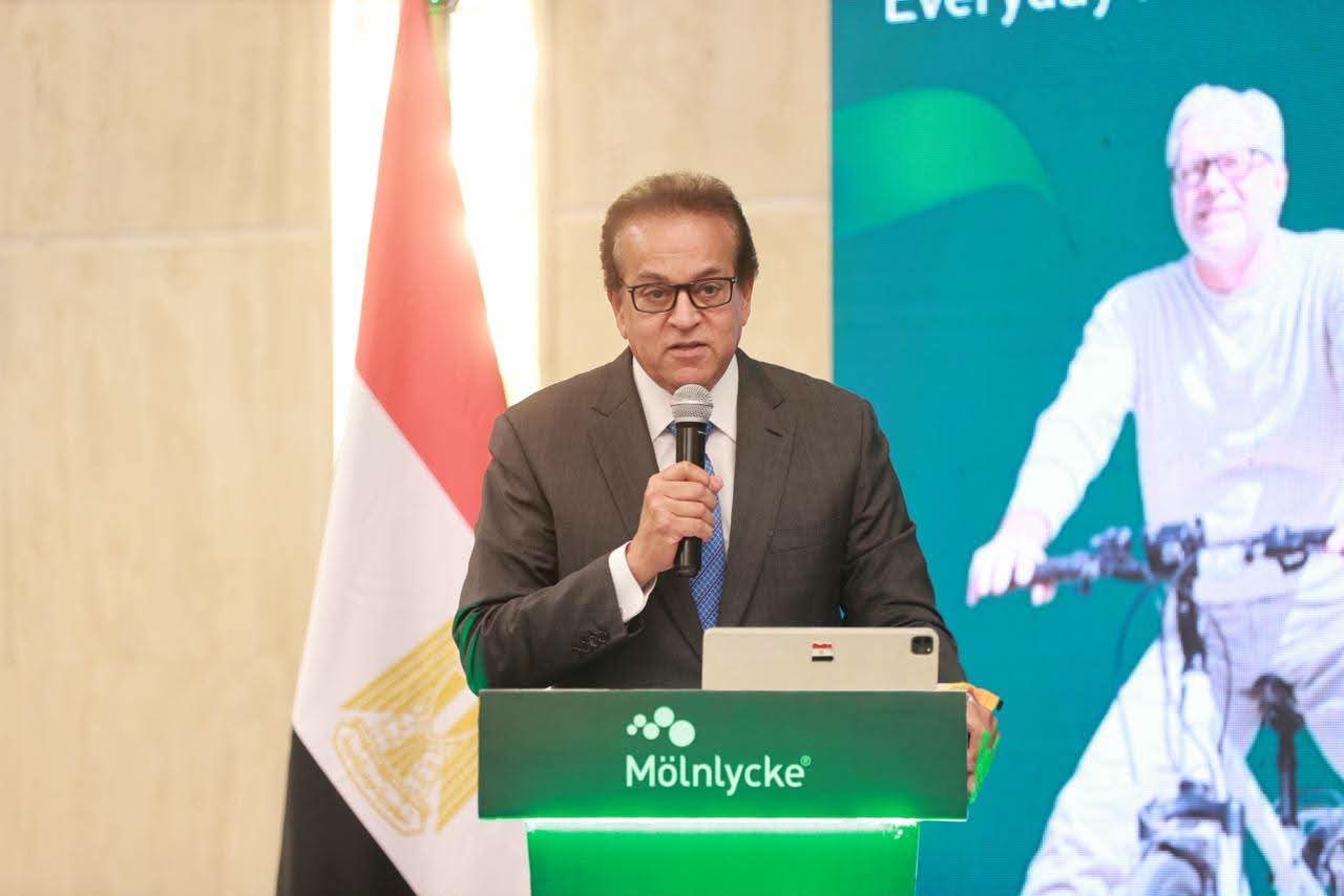 الصحة تفتح باب الندب والإعارة للأطباء للعمل بمنظومة العلاج على نفقة الدولة