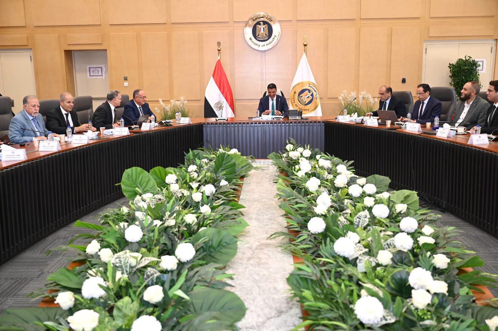 وزير الصناعة يبحث خفض تكاليف الإنتاج وزيادة صادرات مواد البناء