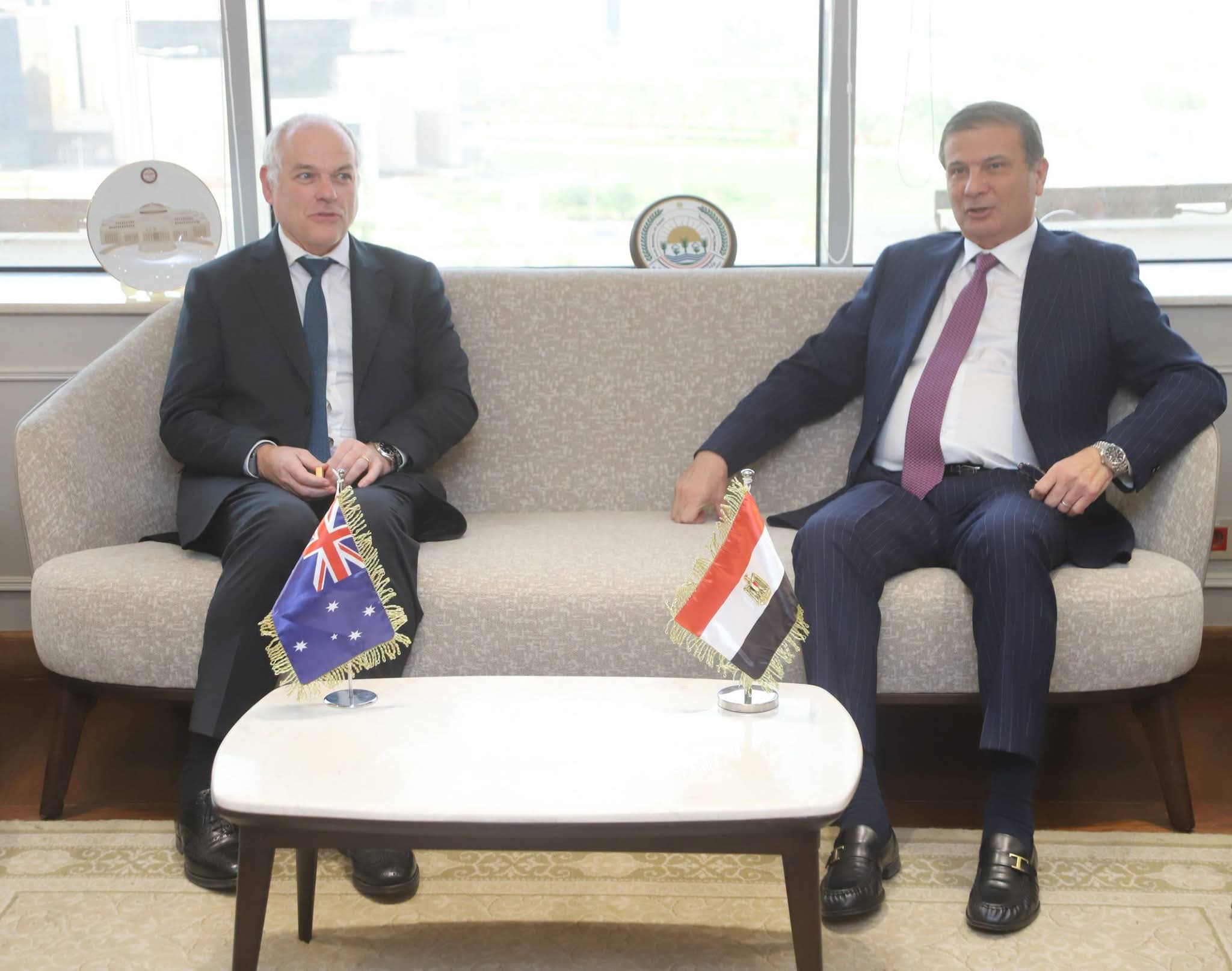 وزير الزراعة يبحث مع سفير أستراليا تعزيز التعاون في الأمن الغذائي وإدارة المياه والزراعة الذكية