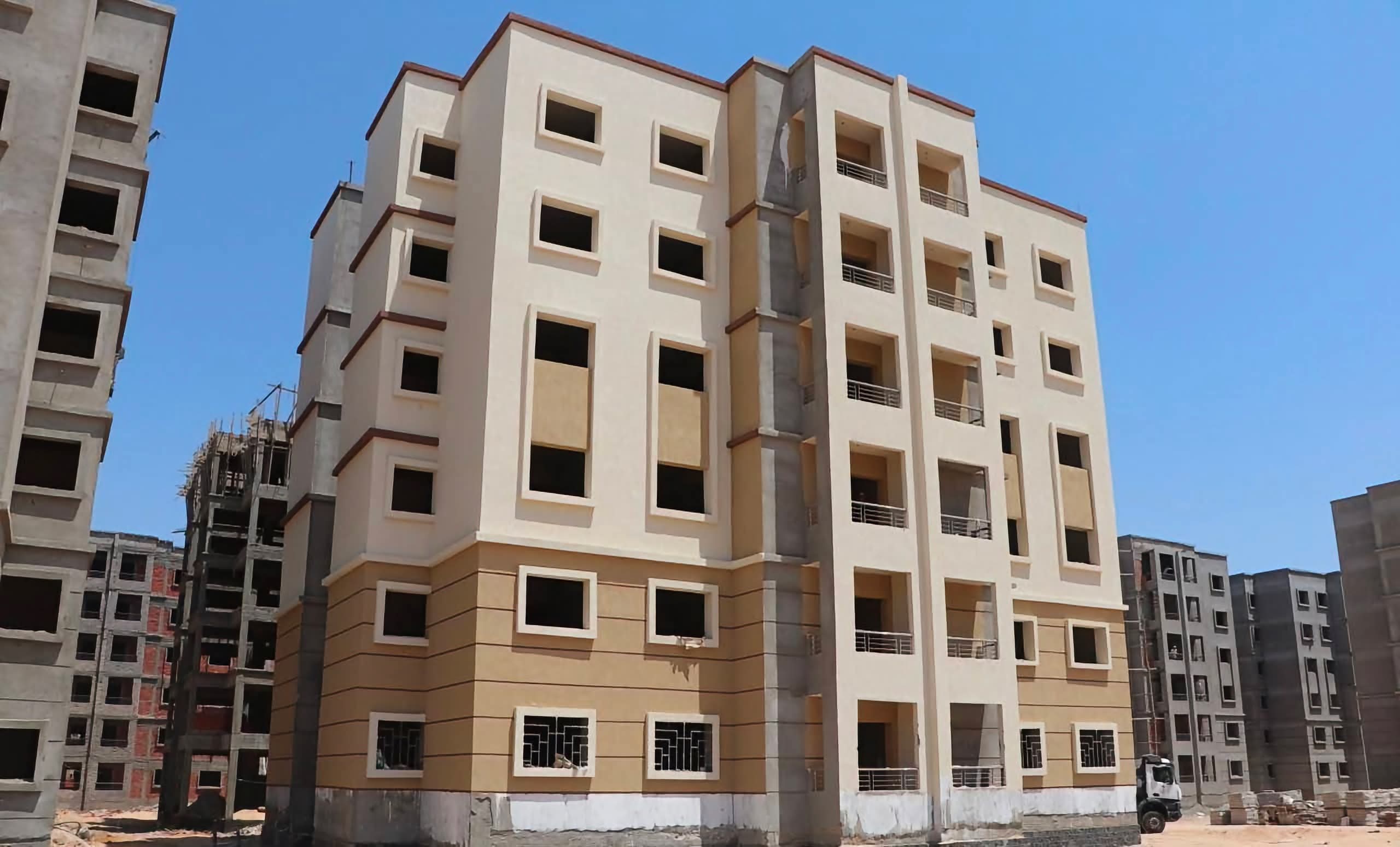 الإسكان تتابع تنفيذ مشروعات المرافق والإسكان في سفنكس الجديدة والسادات