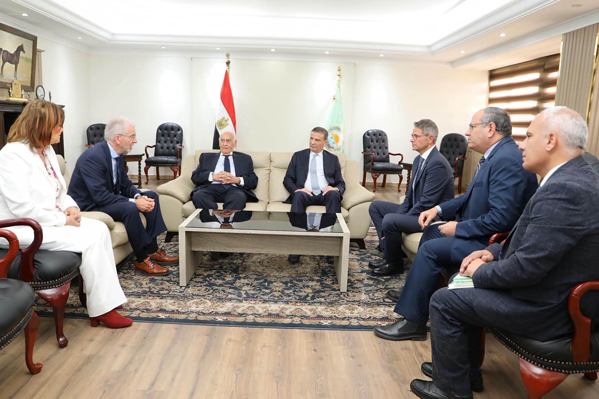 مصر وألمانيا تبحثان زراعة القمح رأسيًا.. مشروع تجريبي لتوفير المياه وزيادة الإنتاج