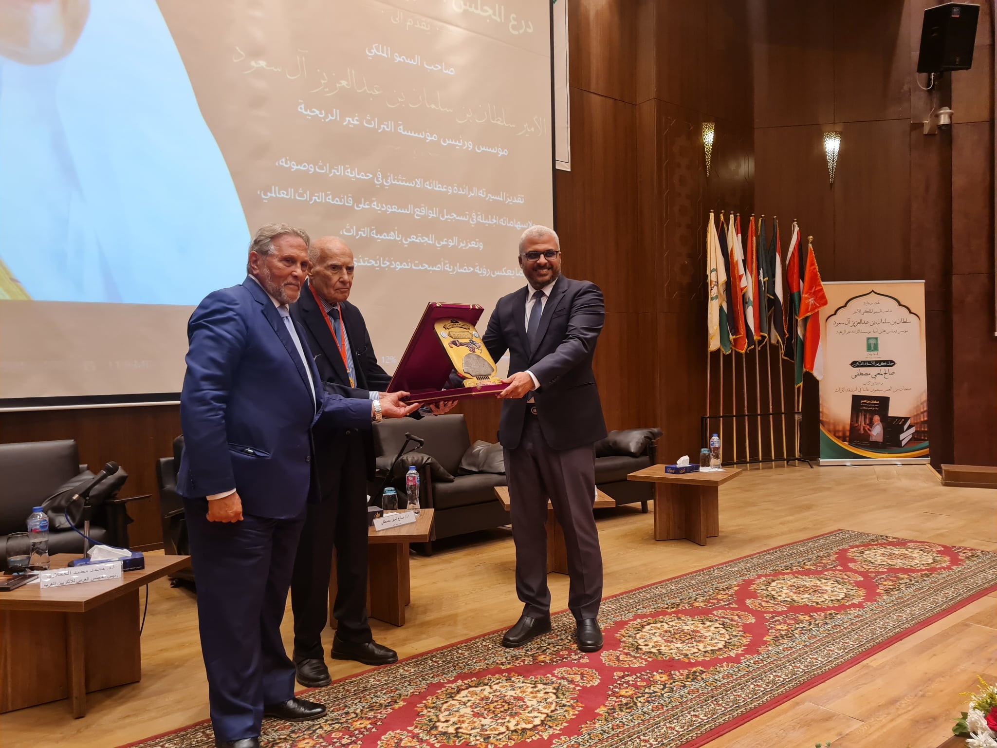 تكريم صالح لمعي ومنح درع الآثاريين العرب للأمير سلطان بن سلمان