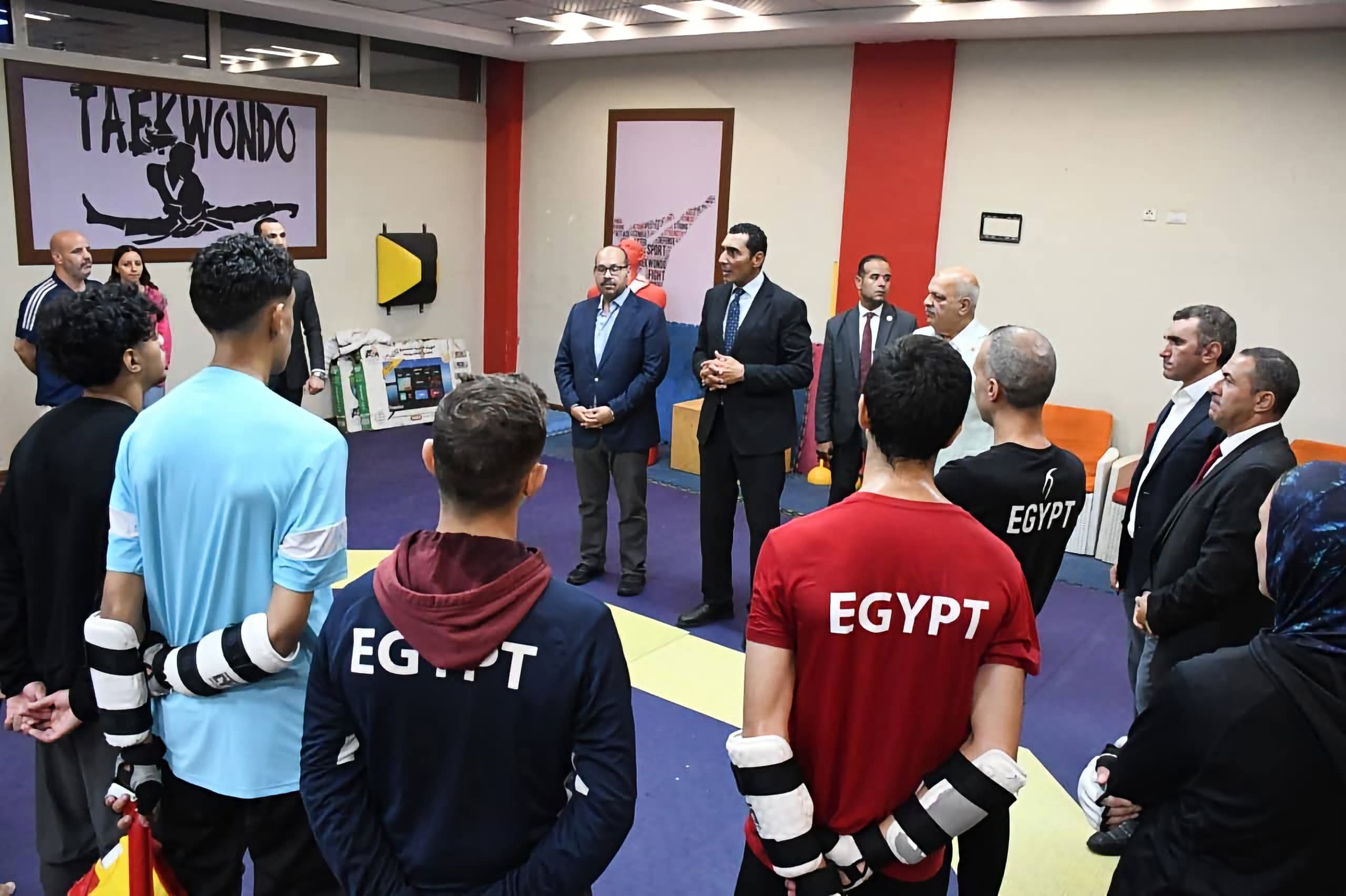 وزير الرياضة يتفقد تدريبات المنتخبات بالمركز الأولمبي