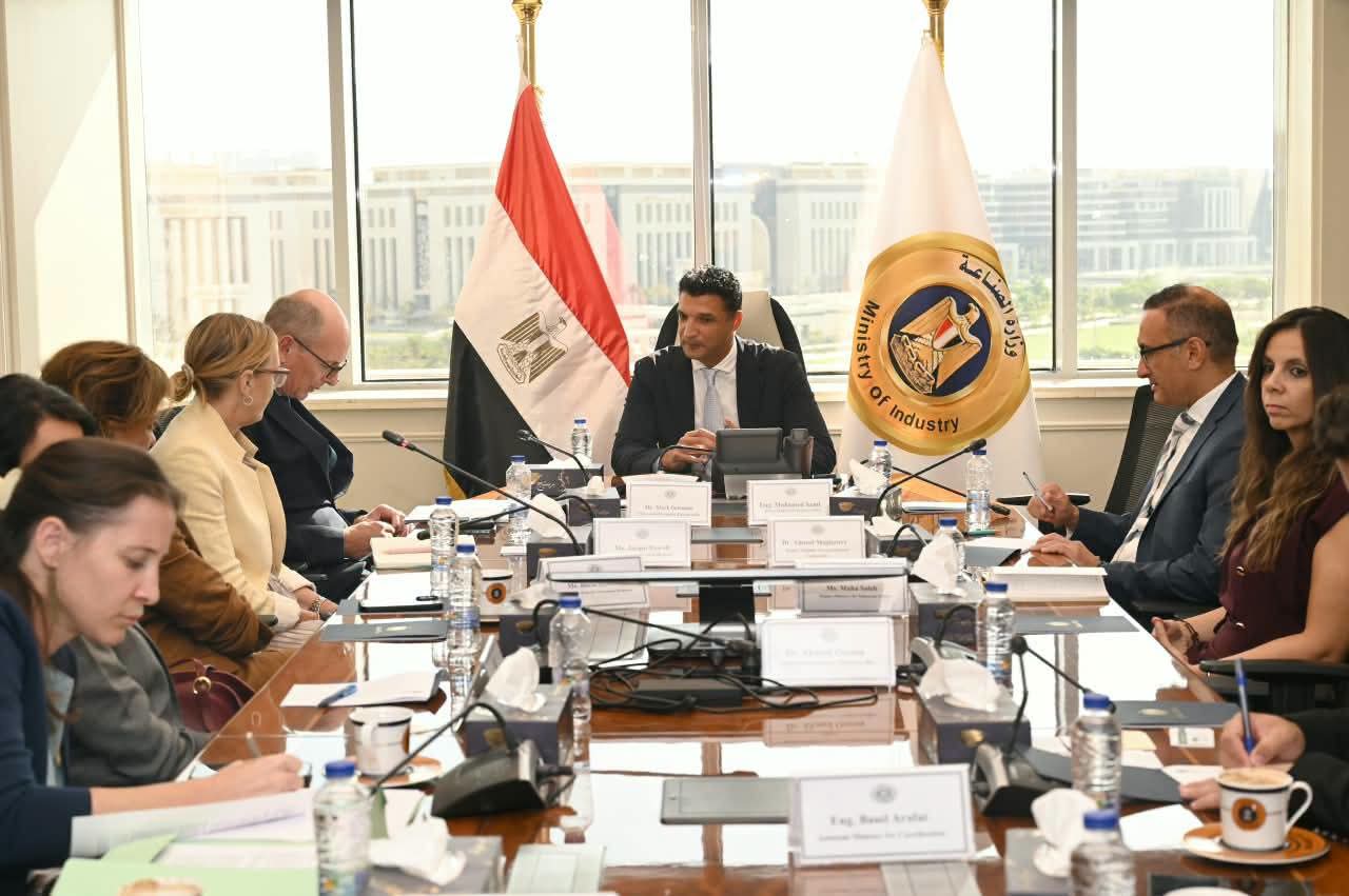 الصناعة تبحث مع البنك الأوروبي تمويل مشروعات الطاقة الخضراء وترشيد المياه