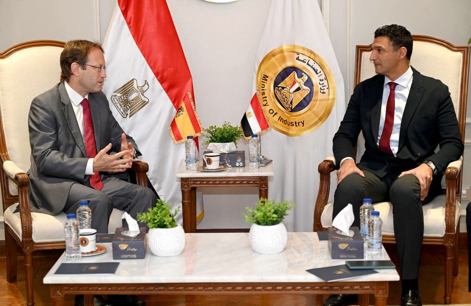 وزير الصناعة يبحث مع سفير إسبانيا جذب استثمارات جديدة إلى السوق المصري