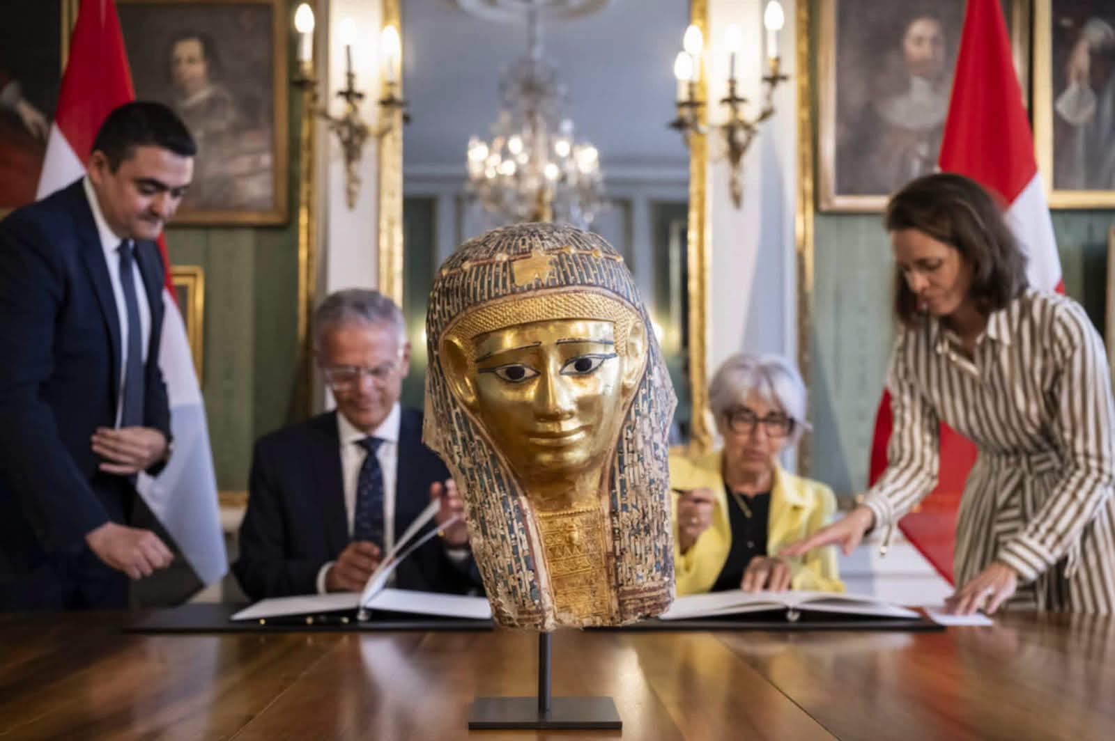 مصر تسترد قناع مومياء ذهبيًا أثريًا من سويسرا