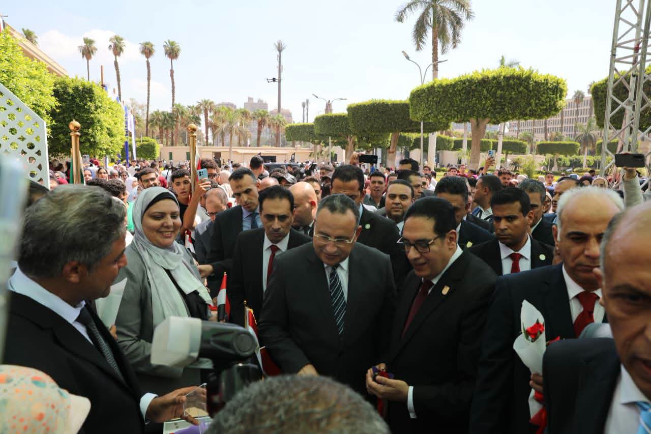 وزير التعليم العالي يتفقد جامعة القاهرة في أول أيام الدراسة ويؤكد أولوية الانضباط والأنشطة الطلابية