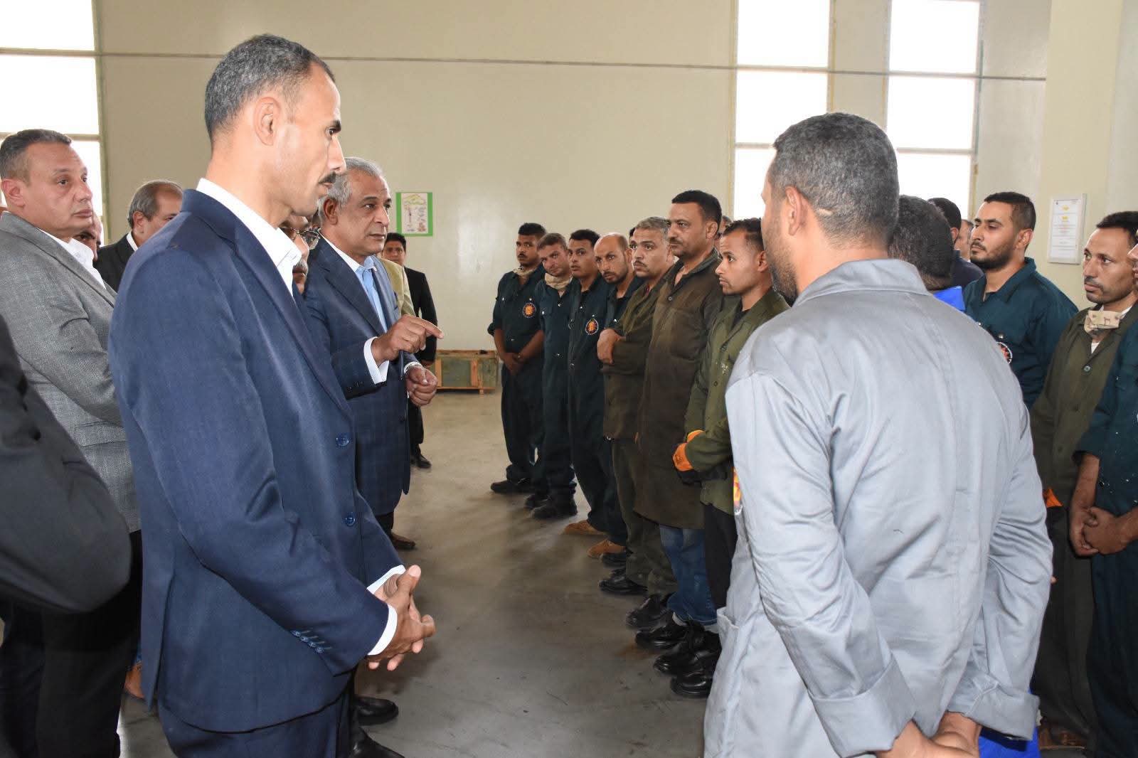 وزير الإنتاج الحربي يتفقد خطوط الإنتاج بمصنع 81.. ويشدد على السلامة المهنية