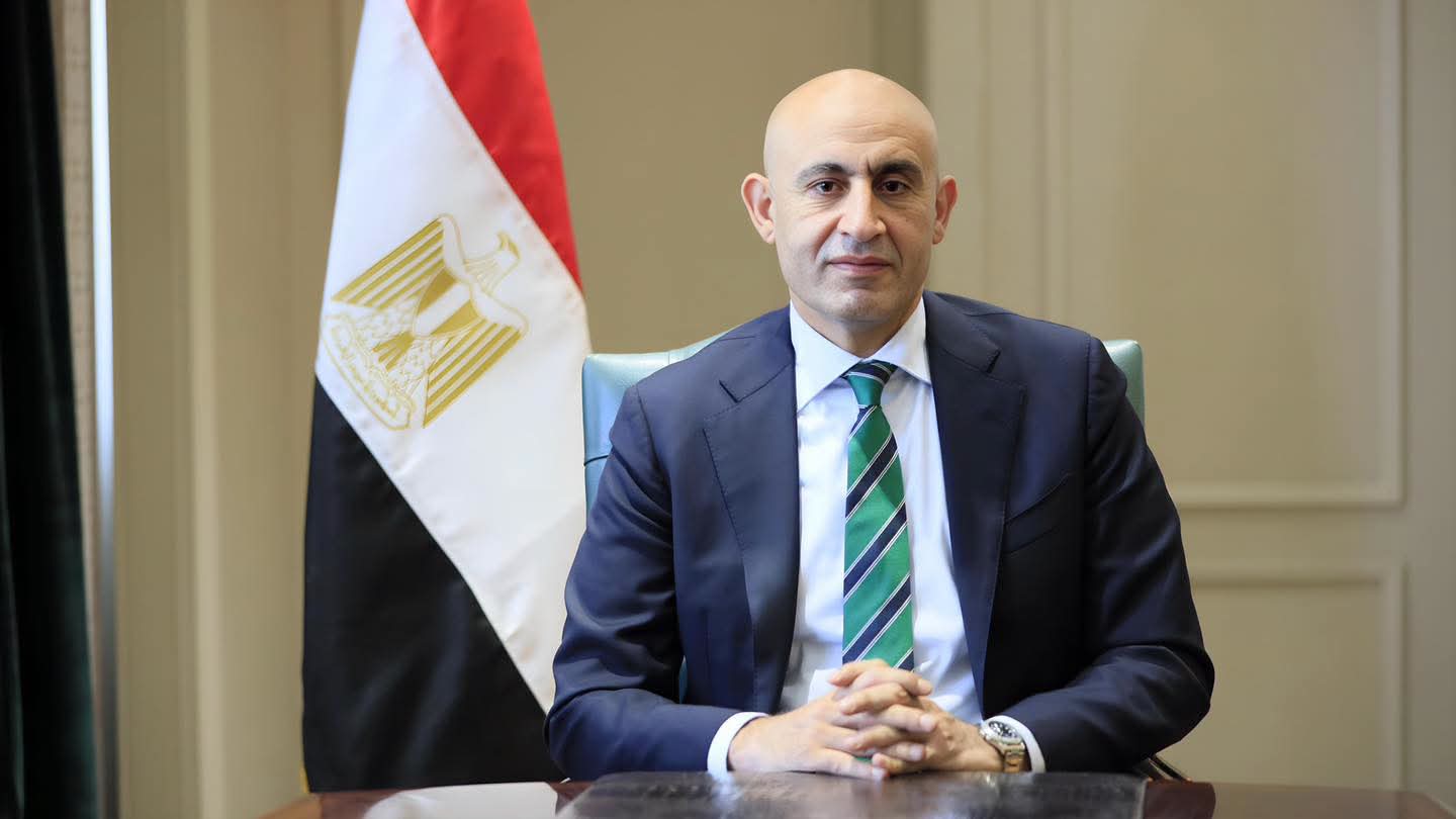فصل عام دراسي لطالب يصور معلمًا داخل المدرسة بهدف الإساءة أو النشر