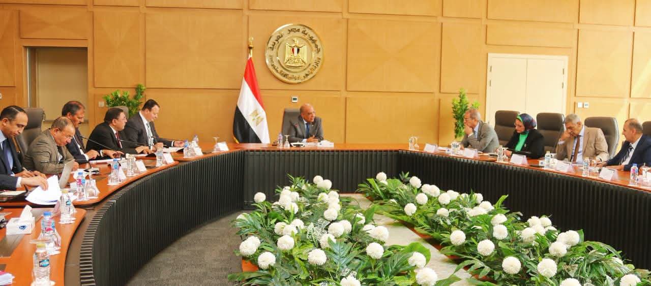 وزير الكهرباء يبحث تأمين الشبكة القومية وزيادة استيعاب الطاقات المتجددة