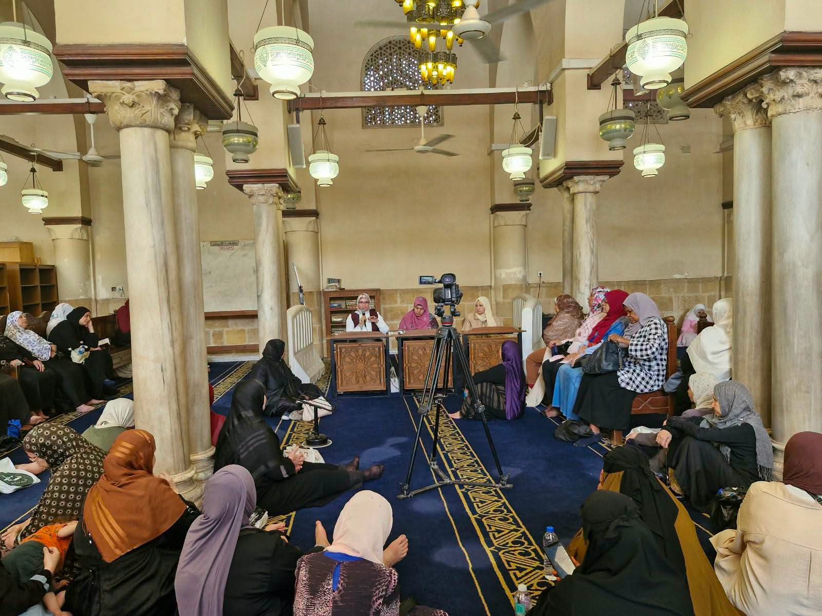 «الأكل العاطفي».. الجامع الأزهر يناقش علاقة الطعام بالمشاعر والضغط النفسي