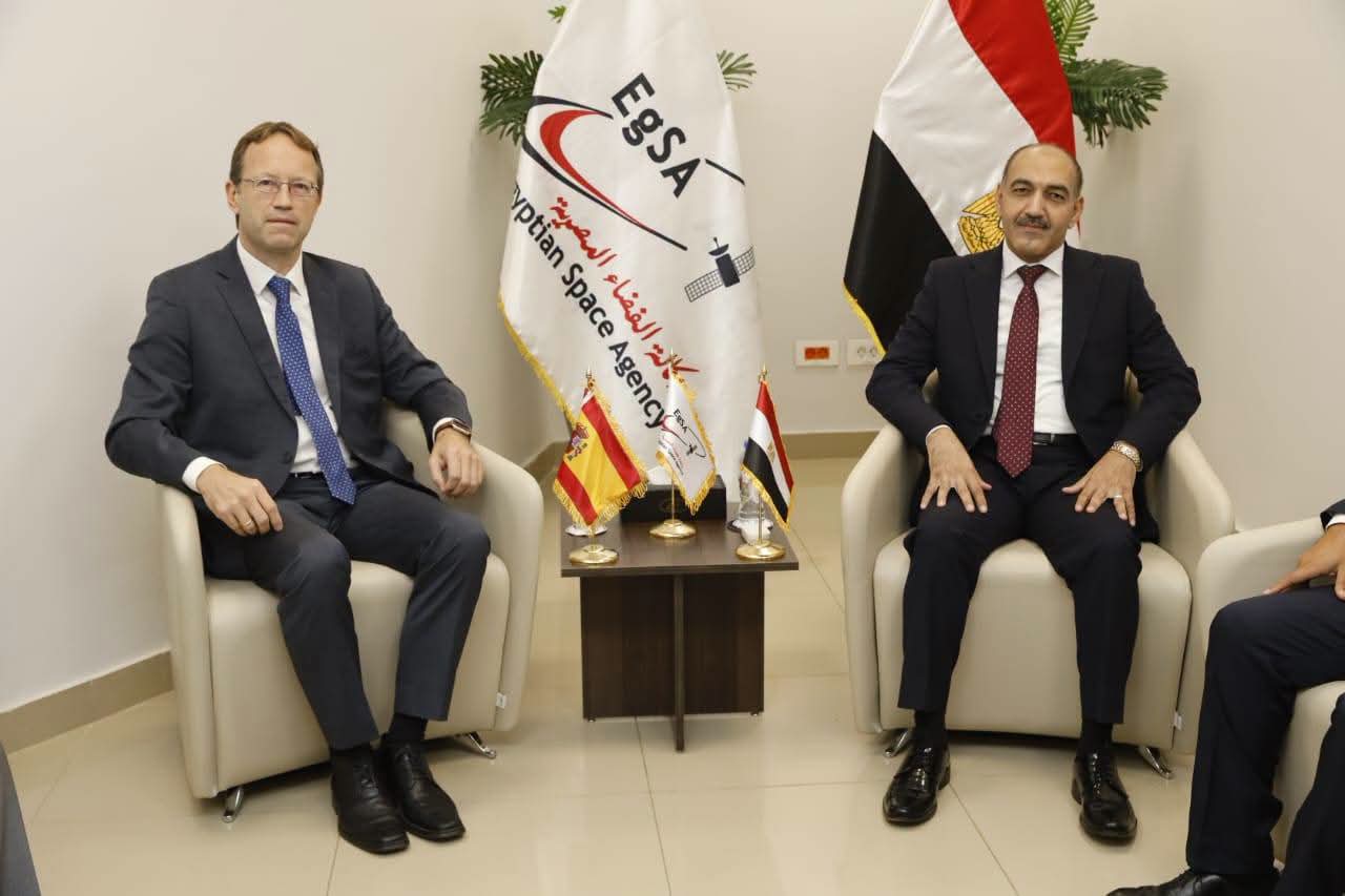 وكالة الفضاء المصرية تبحث مع السفير الإسباني تعزيز التعاون في تكنولوجيا الفضاء والأقمار الصناعية
