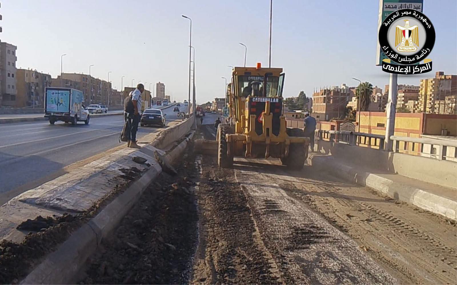الانتهاء من إزالة الأسفلت المتضرر بطريق الخدمة في إيتاي البارود وبدء أعمال الرصف