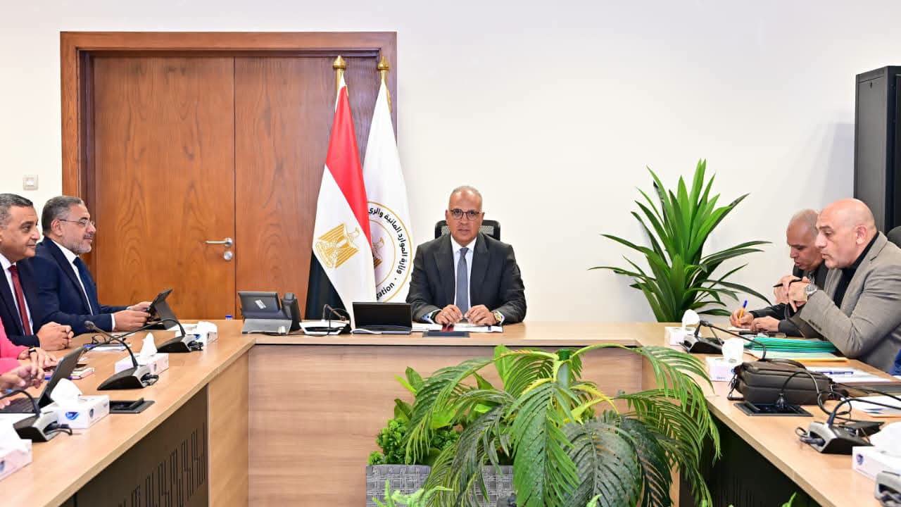 وزير الري يوجه بإزالة التعديات وتعزيز الرقابة الرقمية على أعمال تطهير الترع وتقييم أداء المقاولين