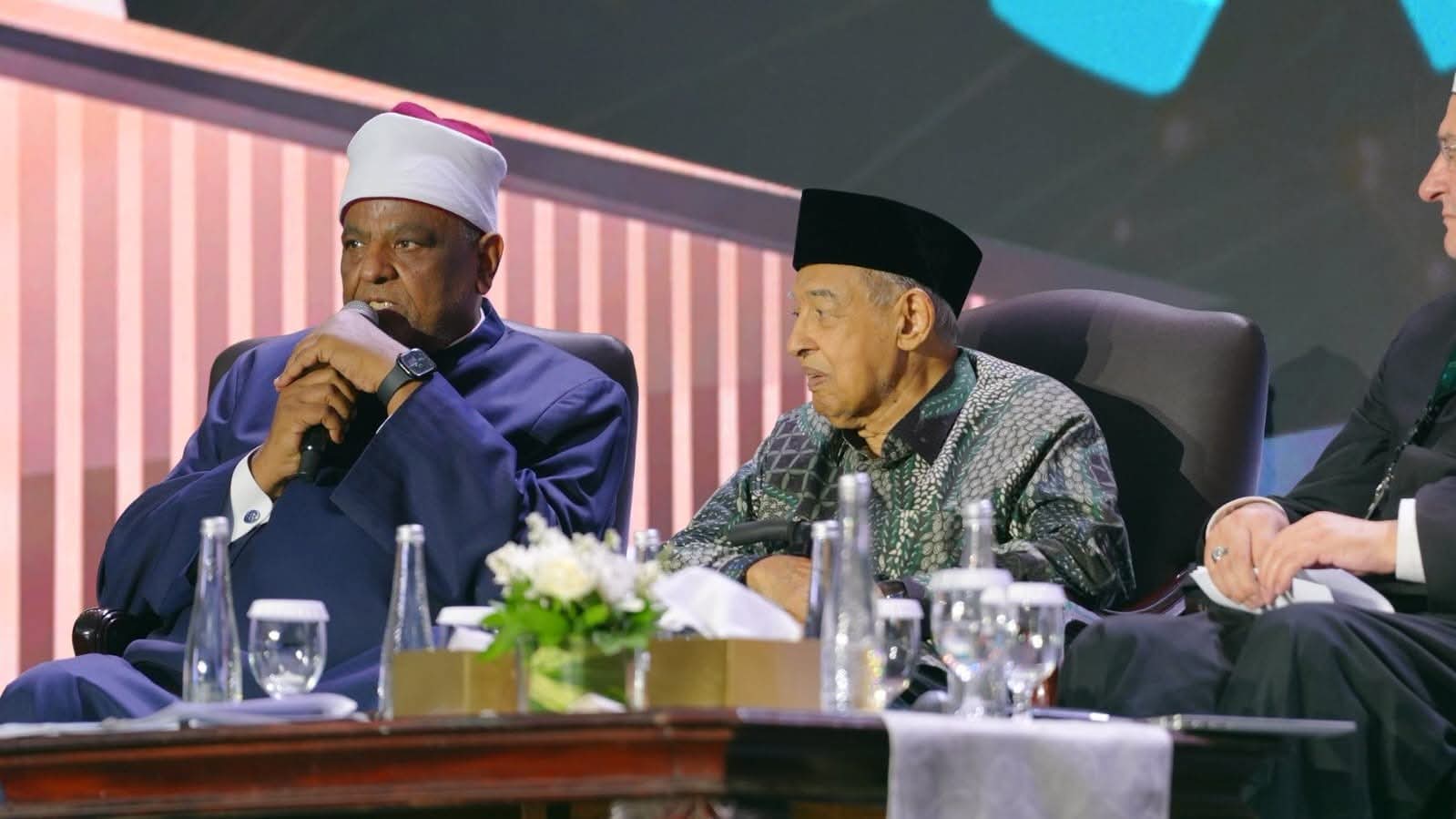 شومان: أوقفوا استثماراتكم في دول تصنع أسلحة يقتل بها المسلمون بعضهم بعضًا