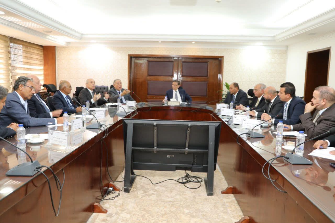 وزير الزراعة يبحث تذليل عقبات الاستثمار في استصلاح الأراضي الصحراوية وزيادة الصادرات