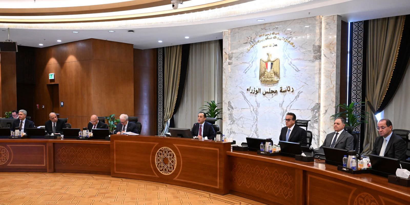 الحكومة توقف العمل بنظام العمل عن بُعد الأحد.. وتقر برنامجًا لتأهيل القيادات الإدارية