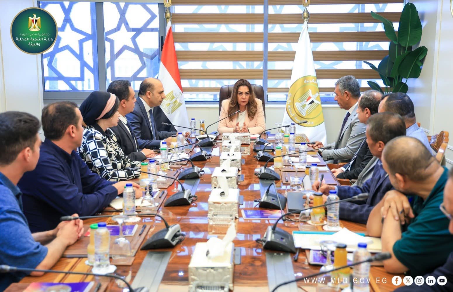 وزيرة التنمية المحلية والبيئة تتابع أداء شركات النظافة بالقاهرة والإسكندرية