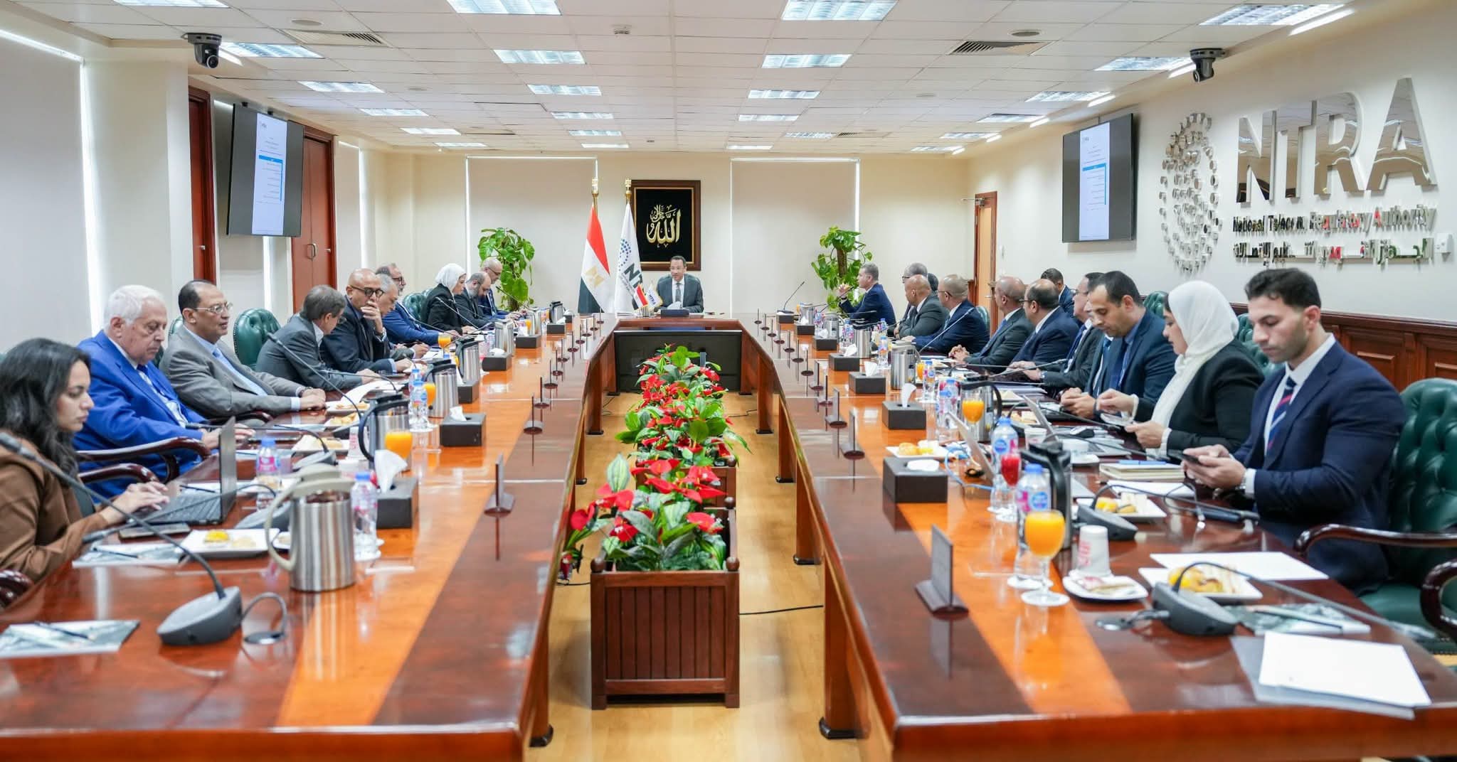 لجنة صناعة الاتصالات توصي بالتوسع في تصنيع الأجهزة وتطوير مراكز البيانات والحوسبة السحابية