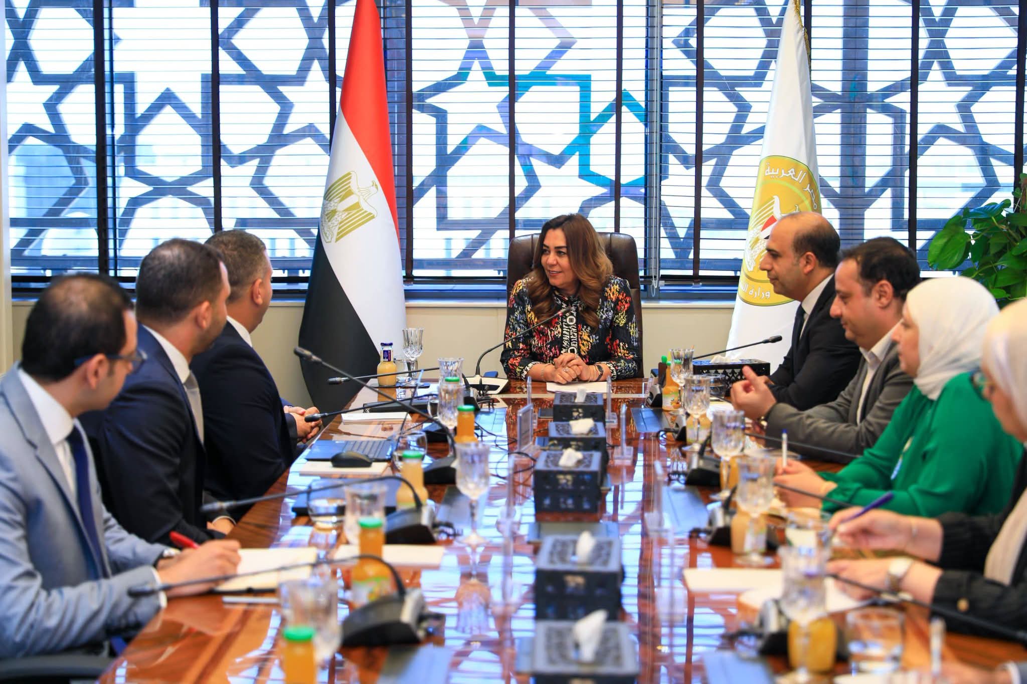من جمع المخلفات إلى إعادة استخدامها في الصناعة.. التنمية المحلية والبيئة تبحثان تفعيل منظومة المسؤولية الممتدة للمنتج