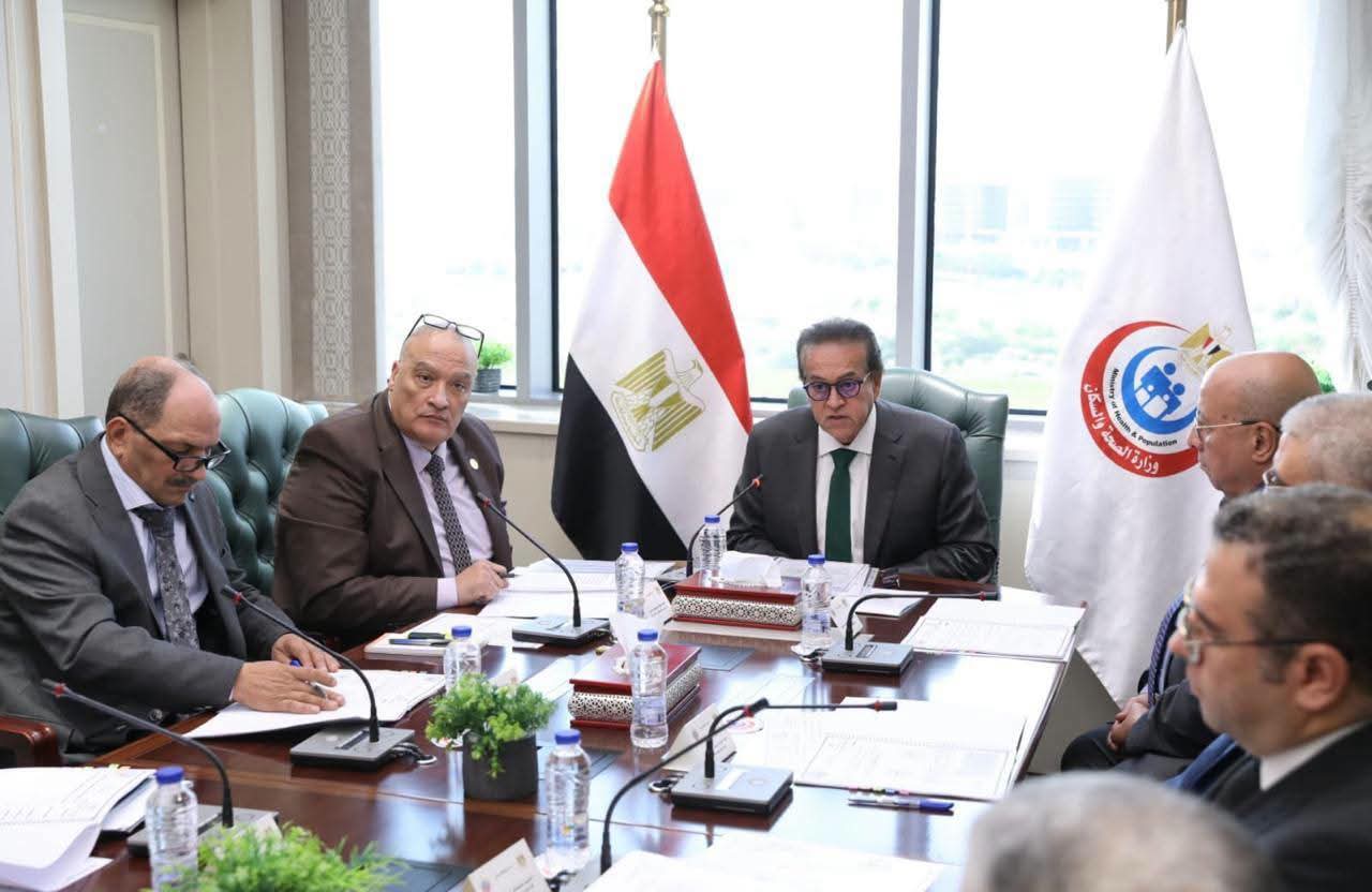 وزير الصحة يبحث تعويضات إصابات ووفاة العاملين بالمهن الطبية وخطة استثمار أموال الصندوق