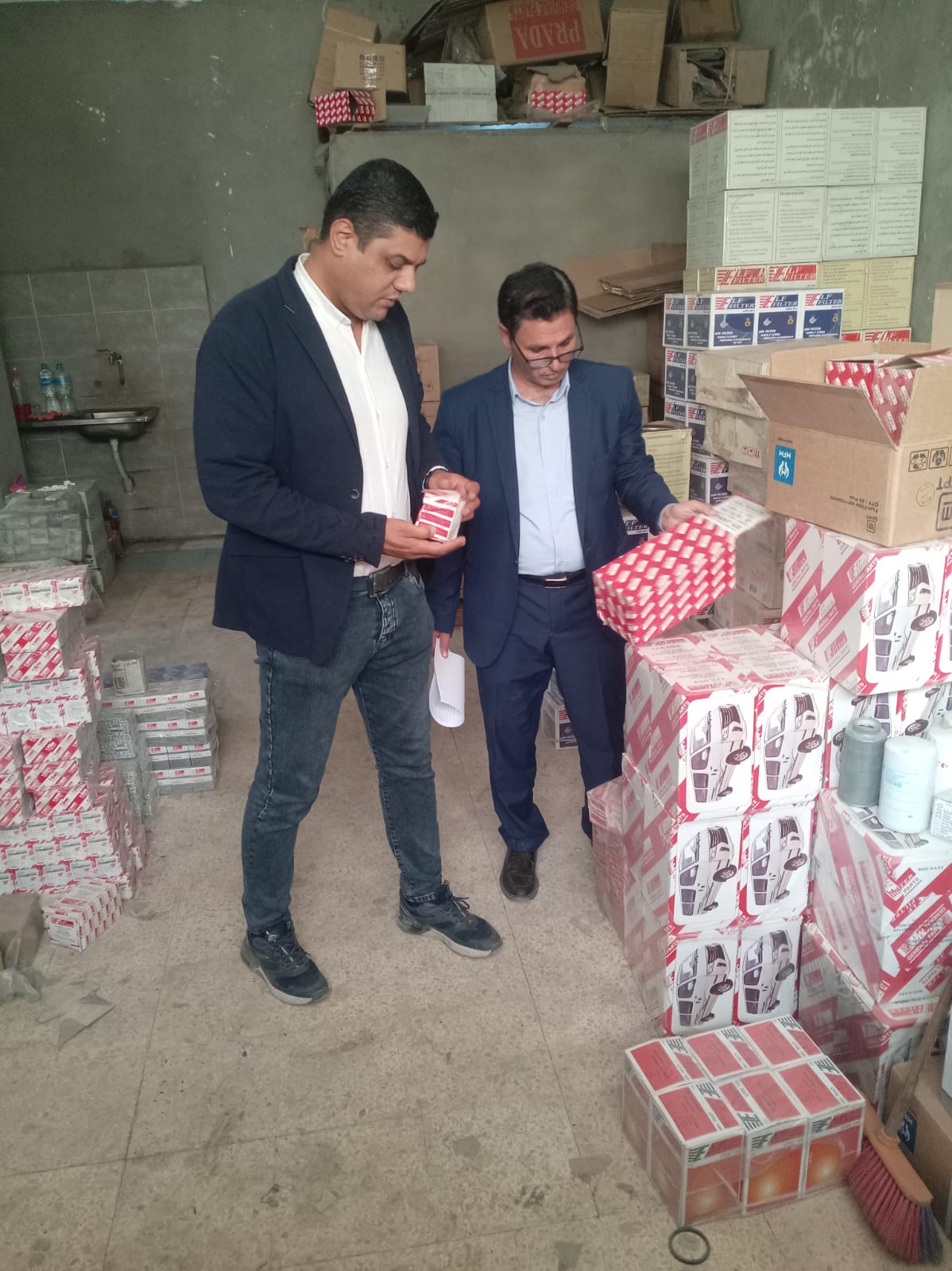 حماية المستهلك يضبط 2000 قطعة فلاتر سيارات مجهولة المصدر في البدرشين ويحيل الواقعة للنيابة