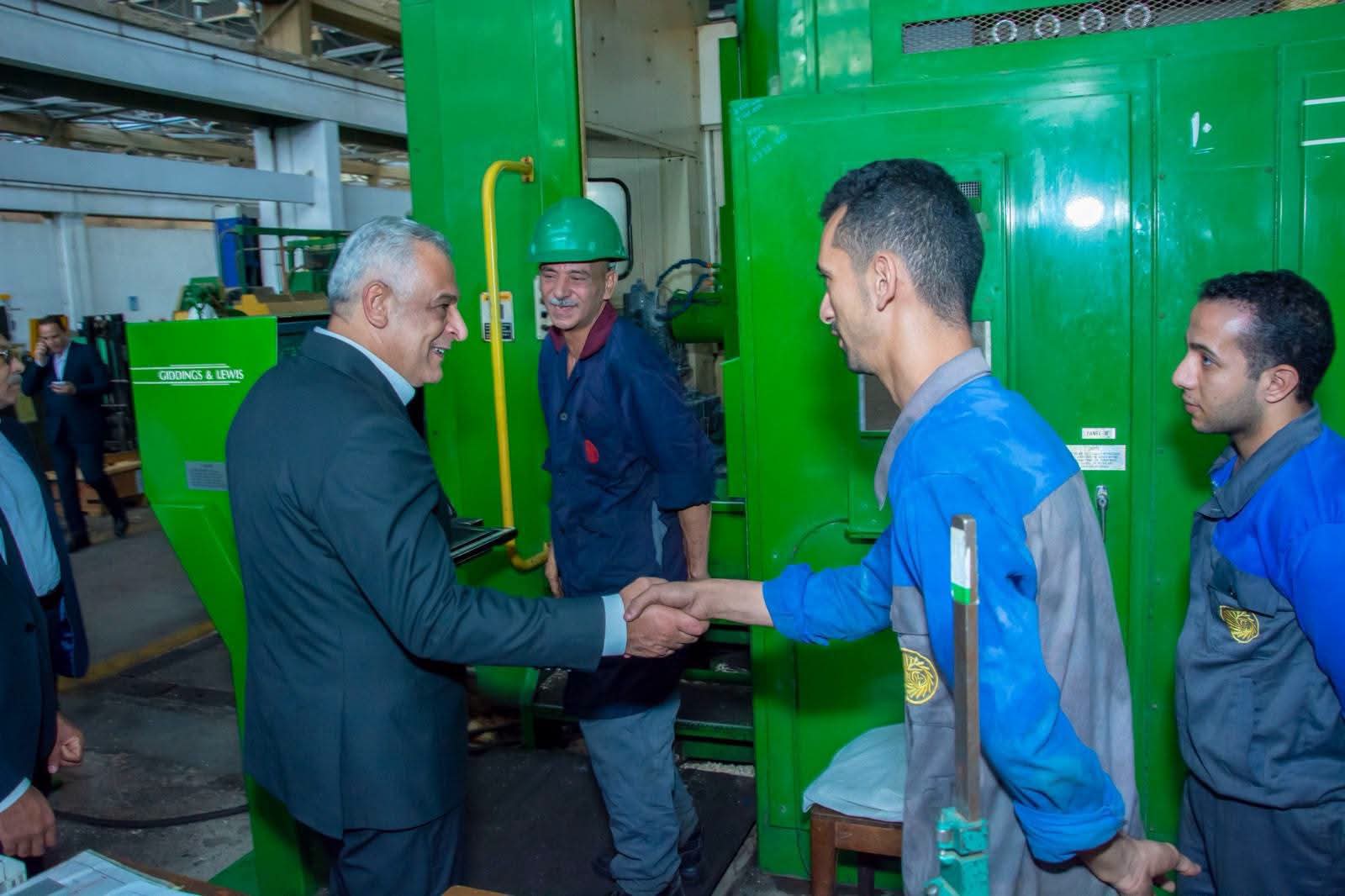 وزير الإنتاج الحربي يتفقد مصنع 100 الحربي ويوجه برفع معدلات التشغيل وتعظيم التصنيع المحلي