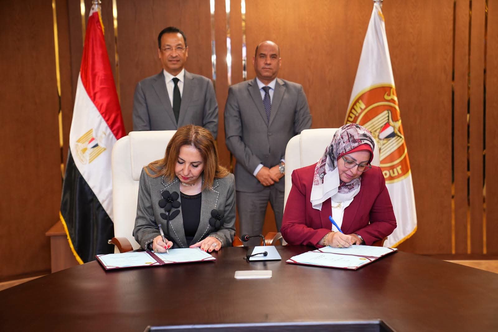 تعاون بين «العمل» و«الاتصالات» لتطوير الخدمات الرقمية وفتح فرص جديدة للشباب