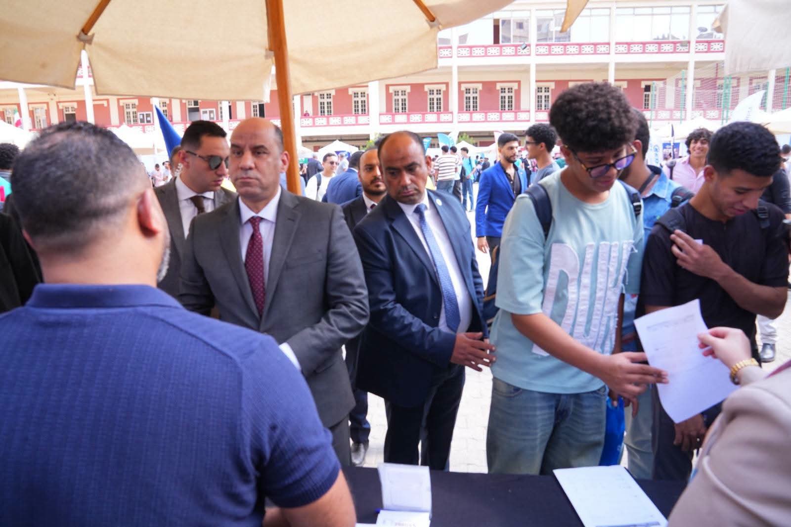 وزير العمل يفتتح ملتقى توظيف يوفر 1435 فرصة عمل بالقاهرة