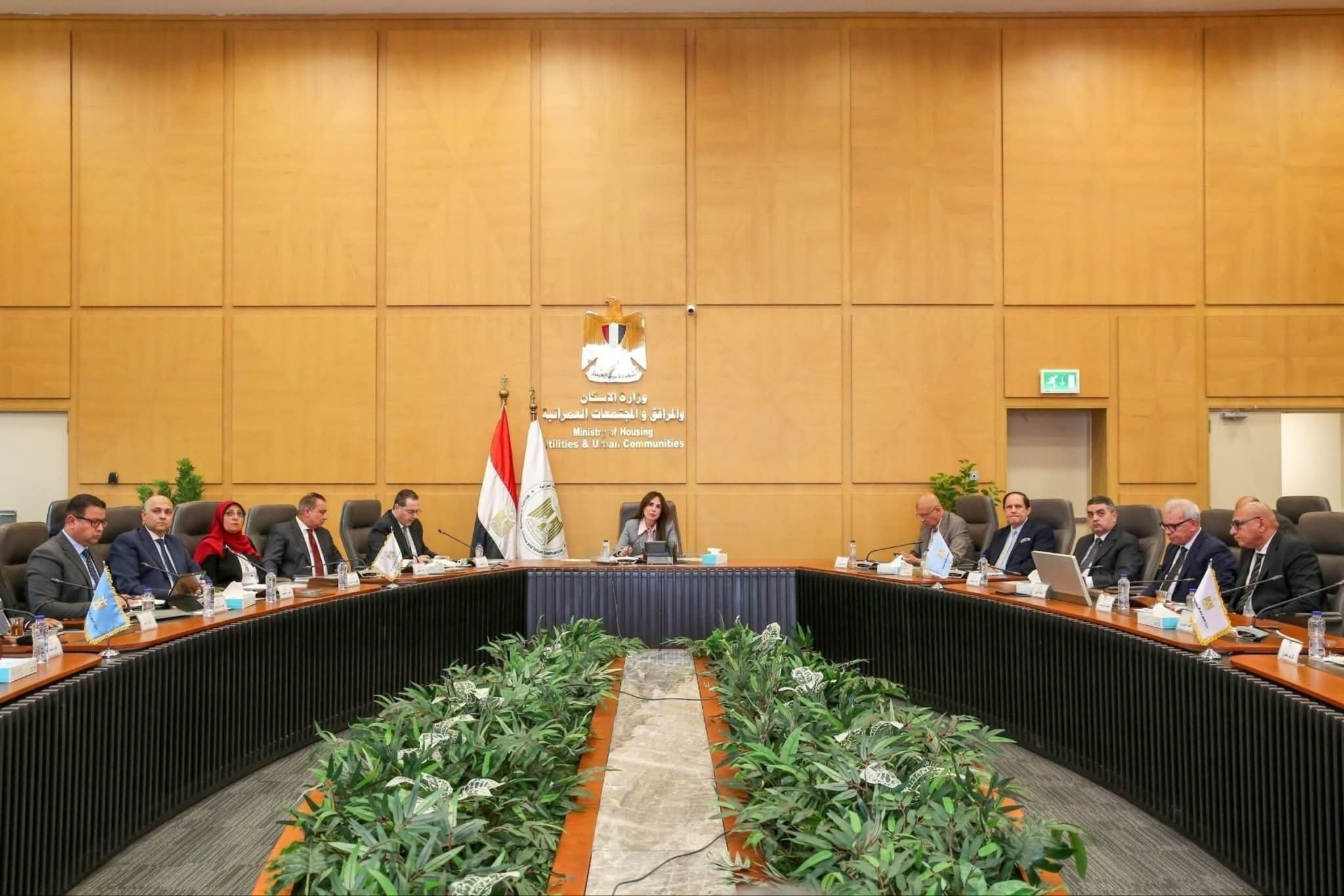 الإسكان تتابع حجز 10 آلاف وحدة بالإيجار المنتهي بالتملك.. وتبحث قانون تنظيم السوق العقارية