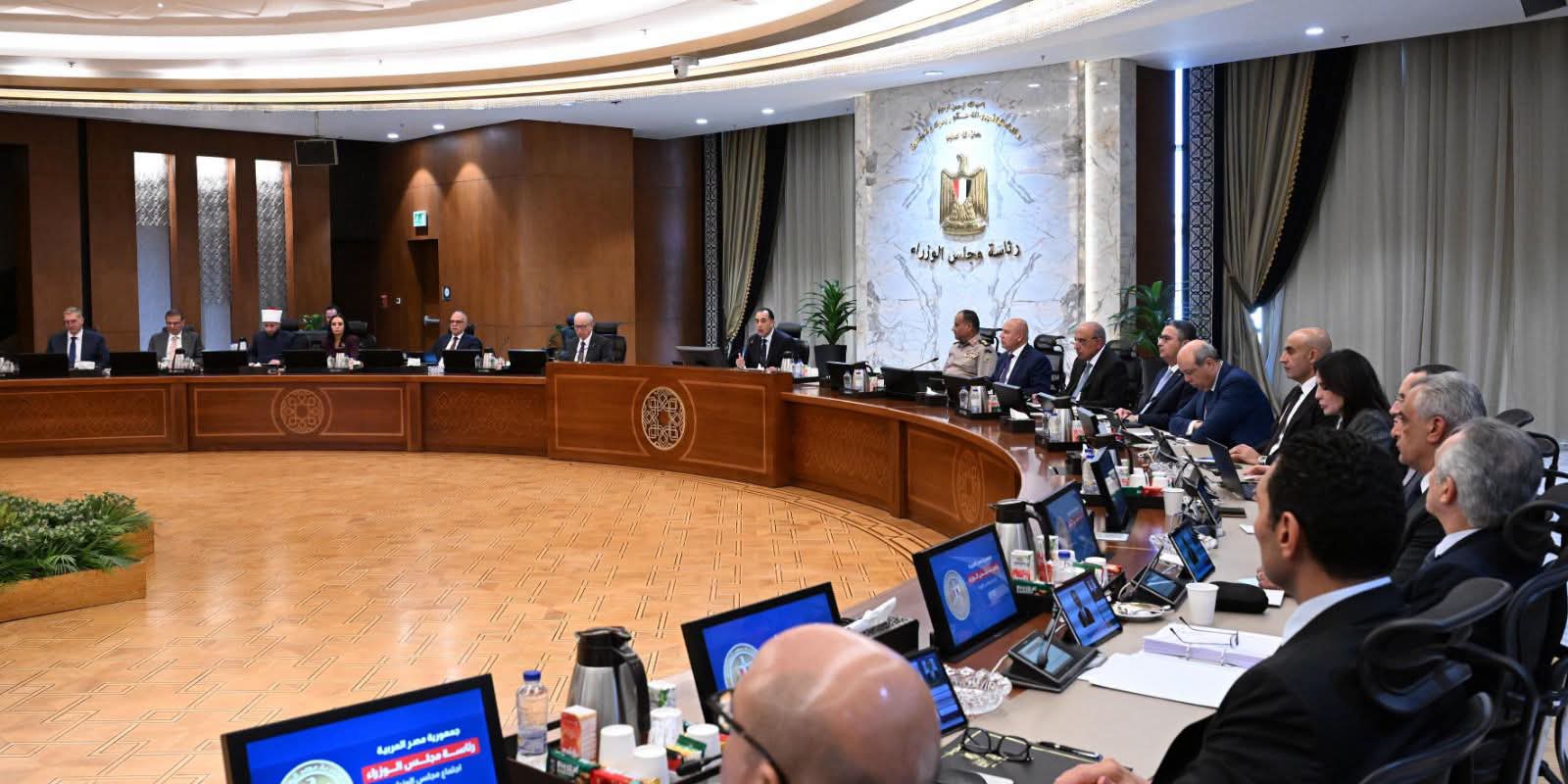قرارات جديدة للحكومة برئاسة مدبولي.. محطات لتحلية المياه ومنطقة لوجيستية بالسلوم وميناء جاف بالسادات